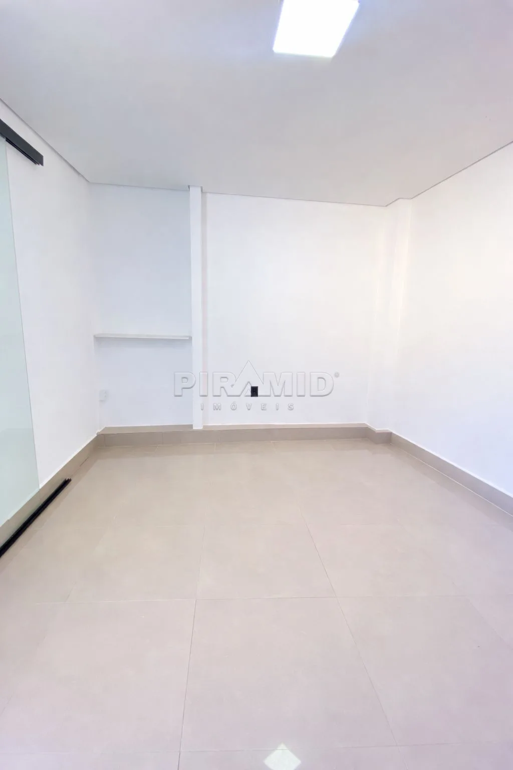 Alugar Comercial / Sala em Ribeir&atilde;o Preto R$ 1.000,00 - Foto 1