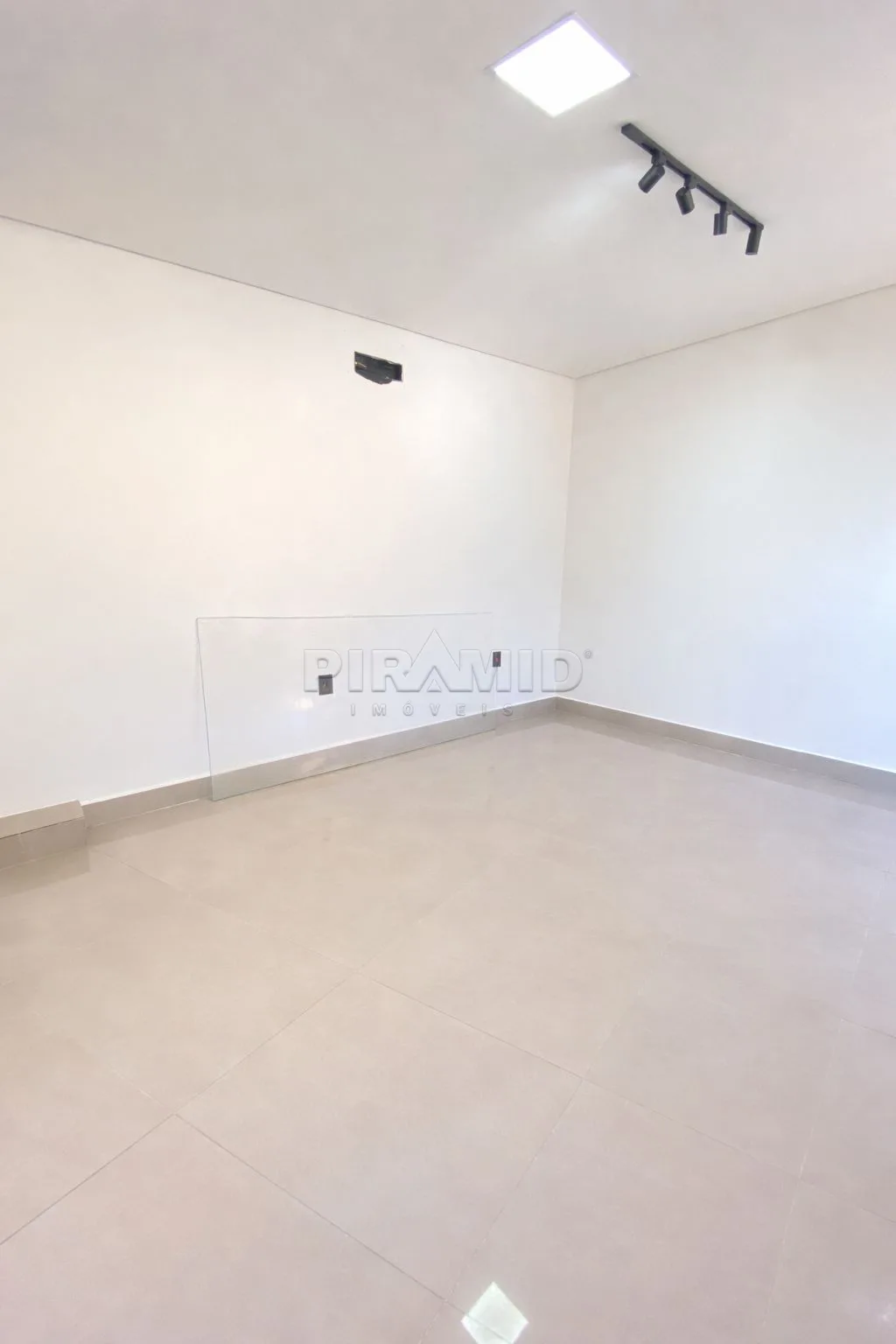 Alugar Comercial / Sala em Ribeir&atilde;o Preto R$ 1.000,00 - Foto 3