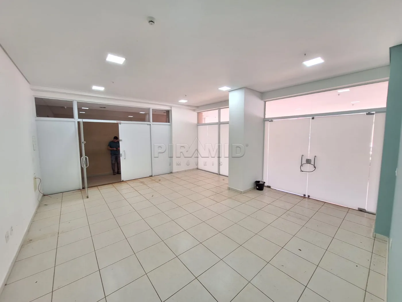 Alugar Comercial / Sala em Ribeir&atilde;o Preto R$ 3.500,00 - Foto 3