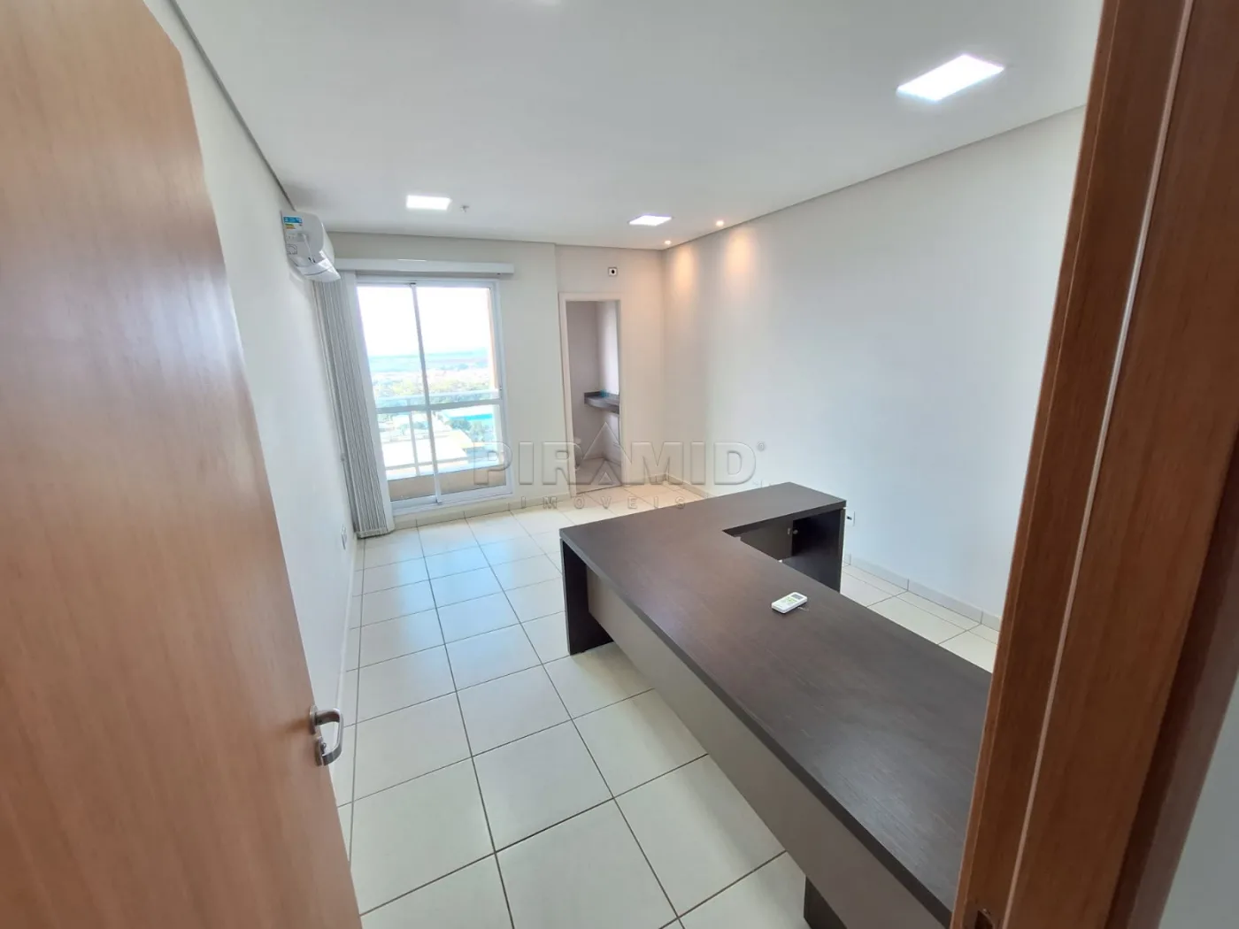 Alugar Comercial / Sala em Ribeir&atilde;o Preto R$ 2.500,00 - Foto 1