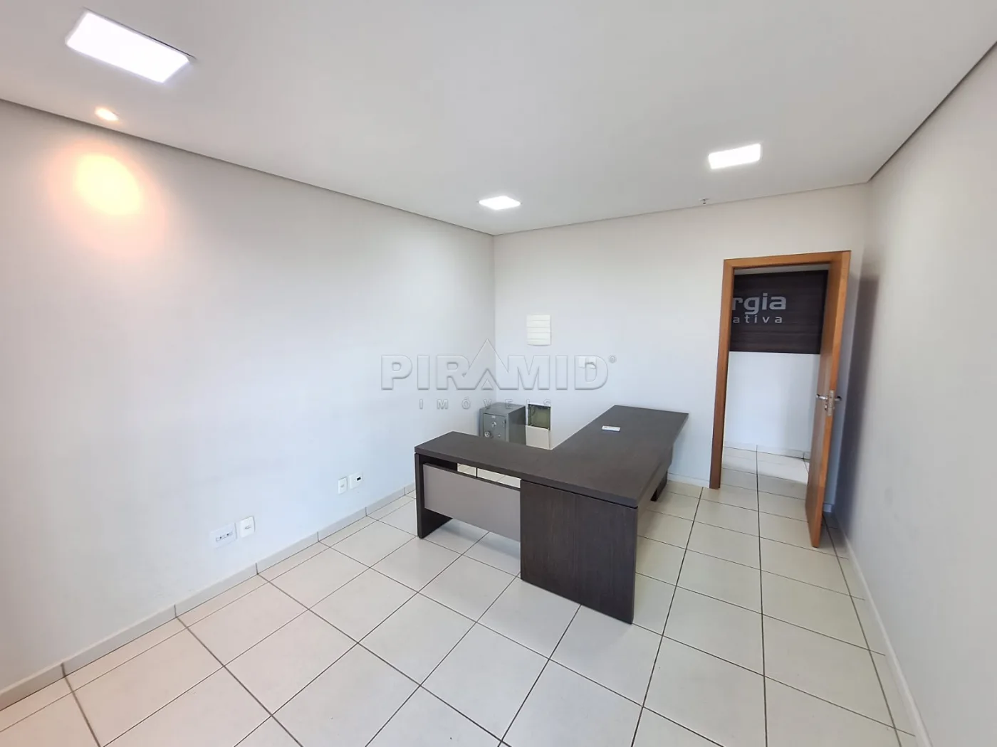 Alugar Comercial / Sala em Ribeir&atilde;o Preto R$ 2.500,00 - Foto 2