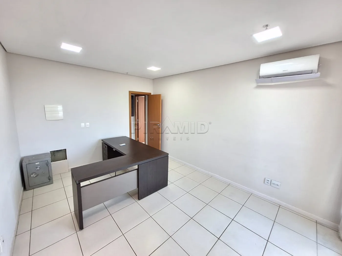 Alugar Comercial / Sala em Ribeir&atilde;o Preto R$ 2.500,00 - Foto 3