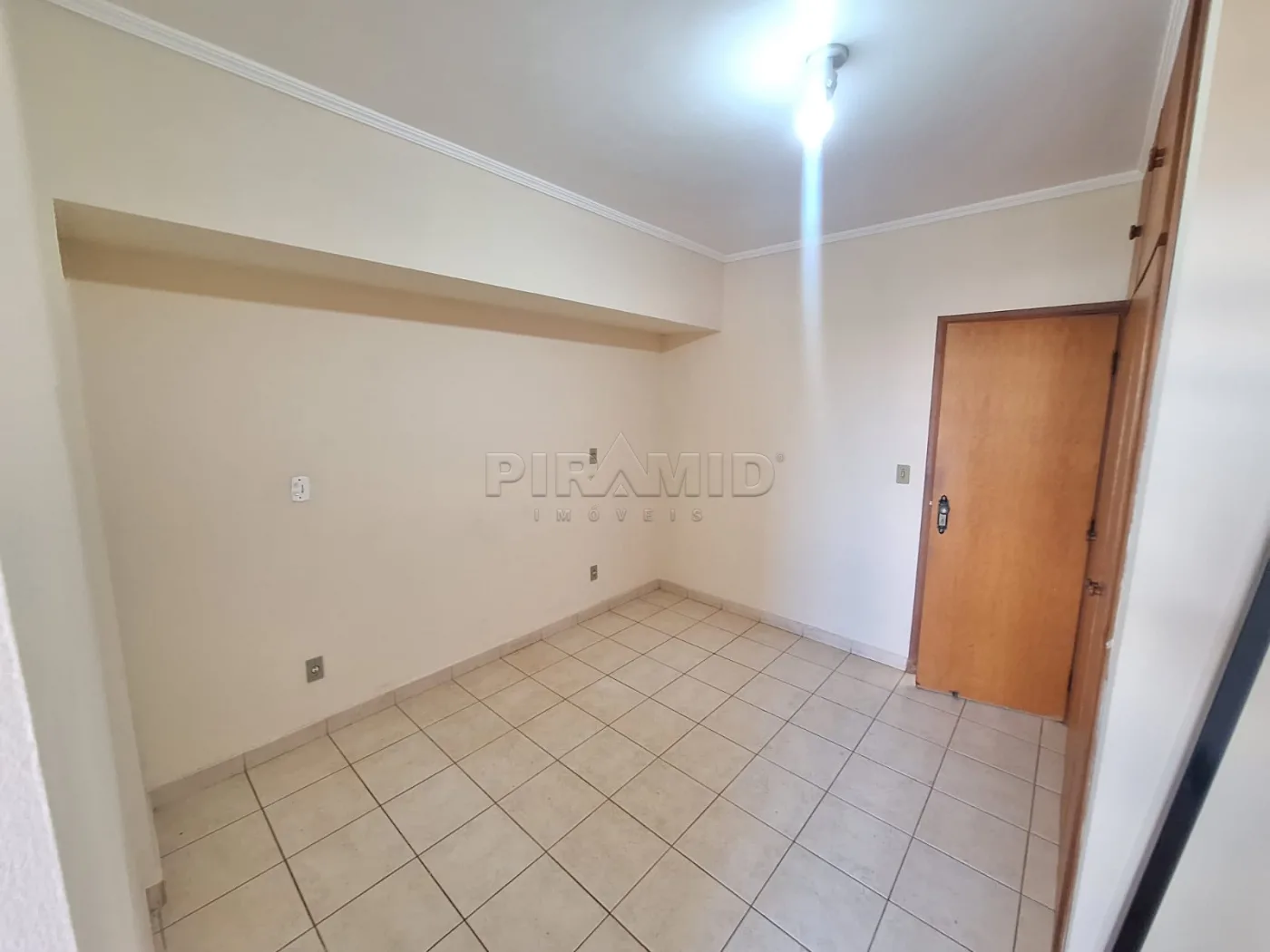 Alugar Apartamento / Padr&atilde;o em Ribeir&atilde;o Preto R$ 1.180,00 - Foto 4