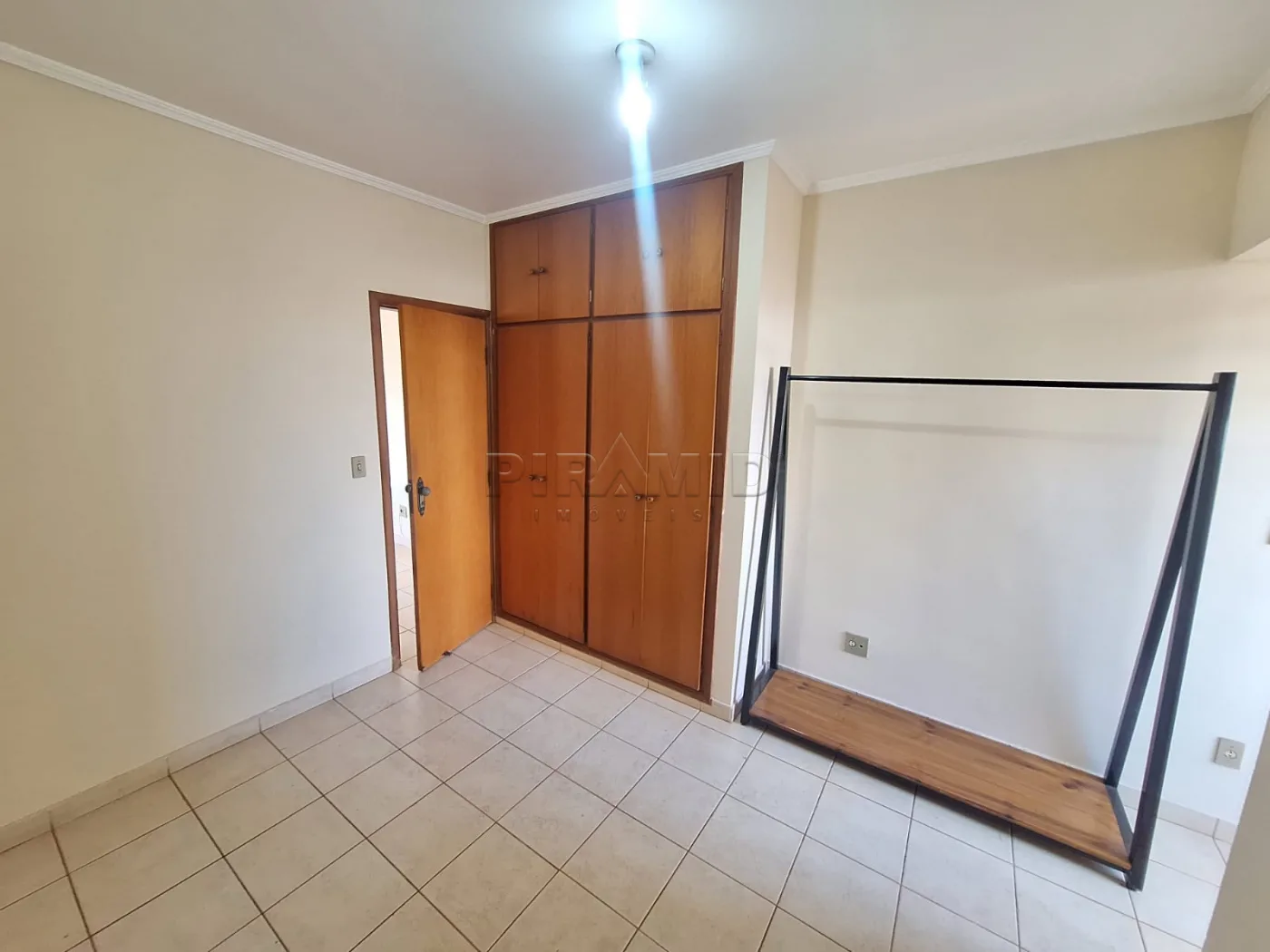 Alugar Apartamento / Padr&atilde;o em Ribeir&atilde;o Preto R$ 1.180,00 - Foto 5