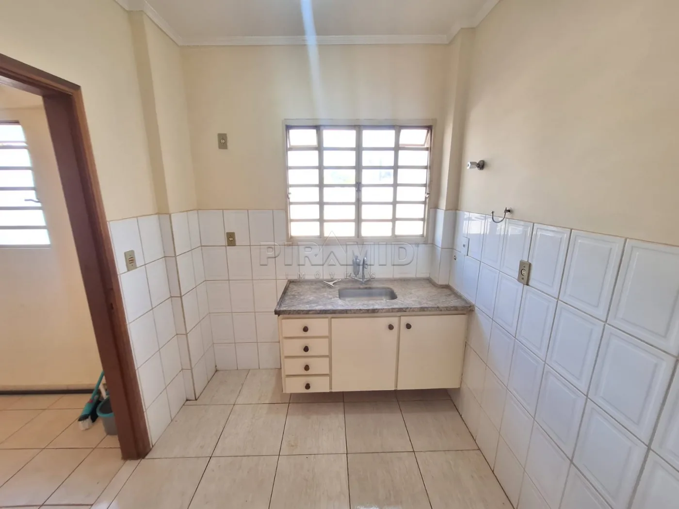 Alugar Apartamento / Padr&atilde;o em Ribeir&atilde;o Preto R$ 1.180,00 - Foto 9