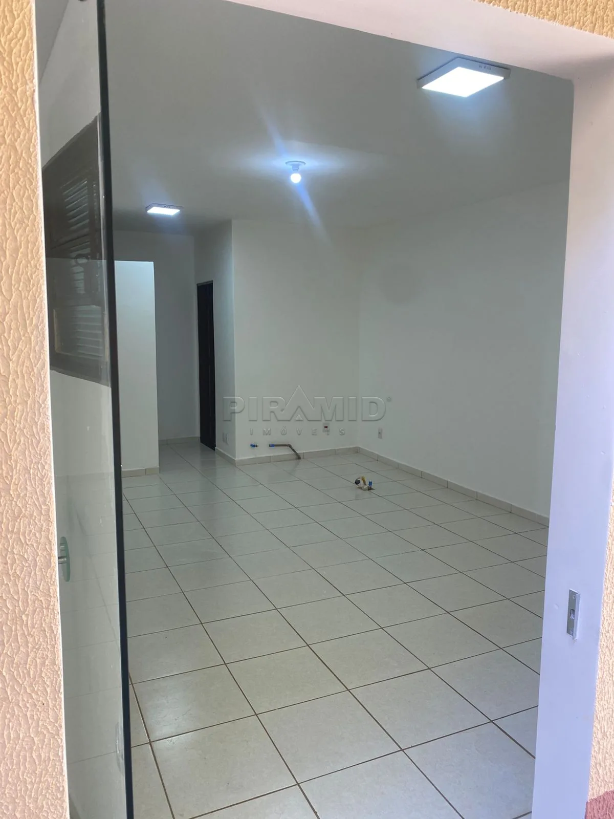 Alugar Comercial / Sala em Ribeir&atilde;o Preto R$ 1.500,00 - Foto 1