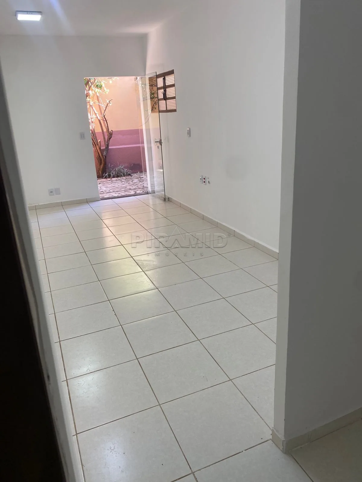 Alugar Comercial / Sala em Ribeir&atilde;o Preto R$ 1.500,00 - Foto 2