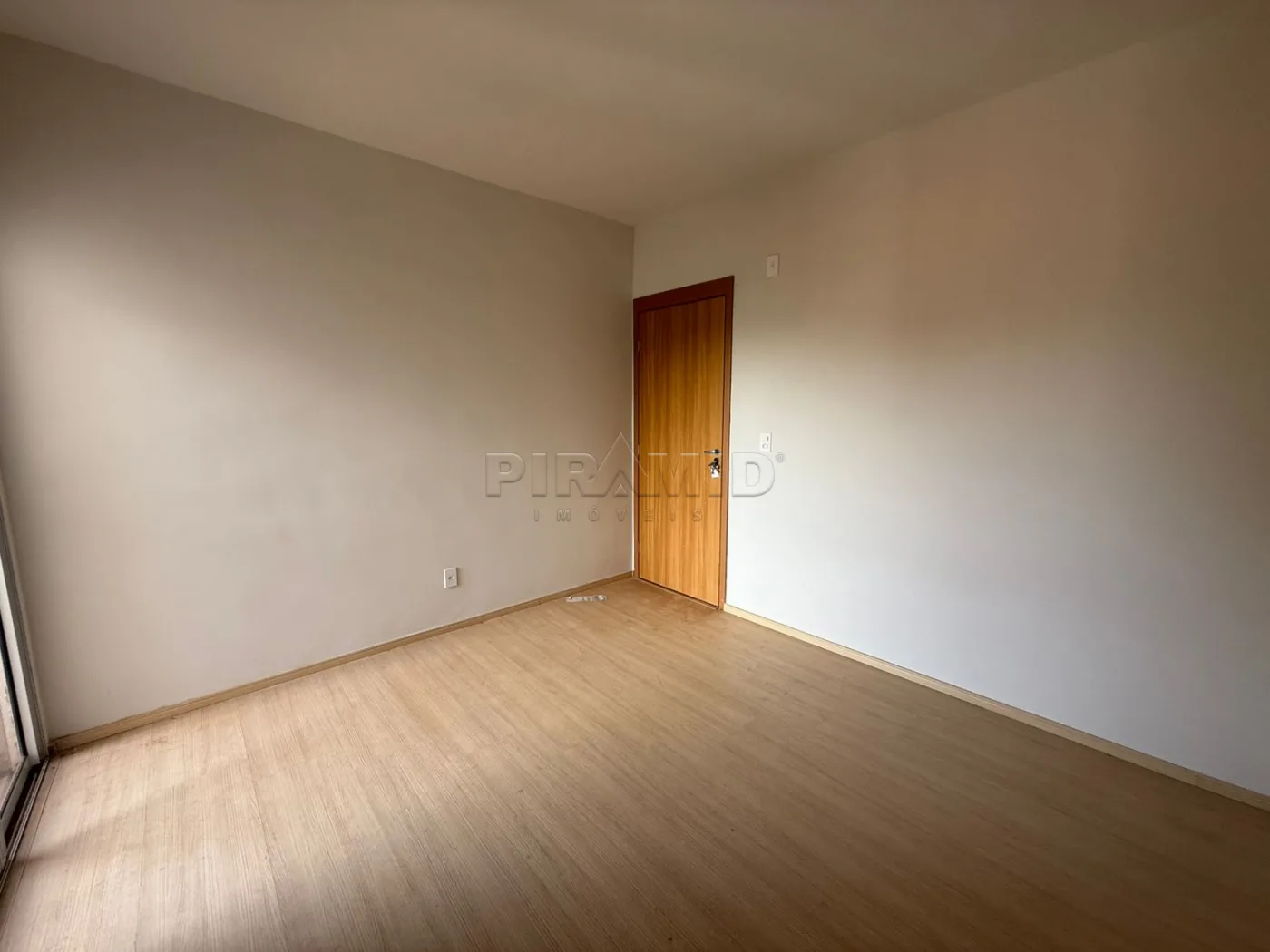 Alugar Apartamento / Padr&atilde;o em Ribeir&atilde;o Preto R$ 900,00 - Foto 2