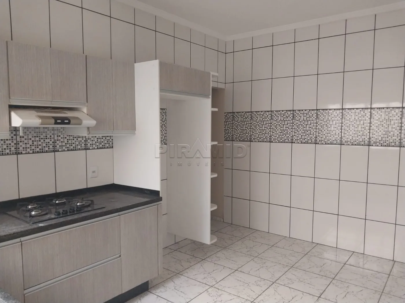 Alugar Casa / Padr&atilde;o em Ribeir&atilde;o Preto R$ 2.000,00 - Foto 3