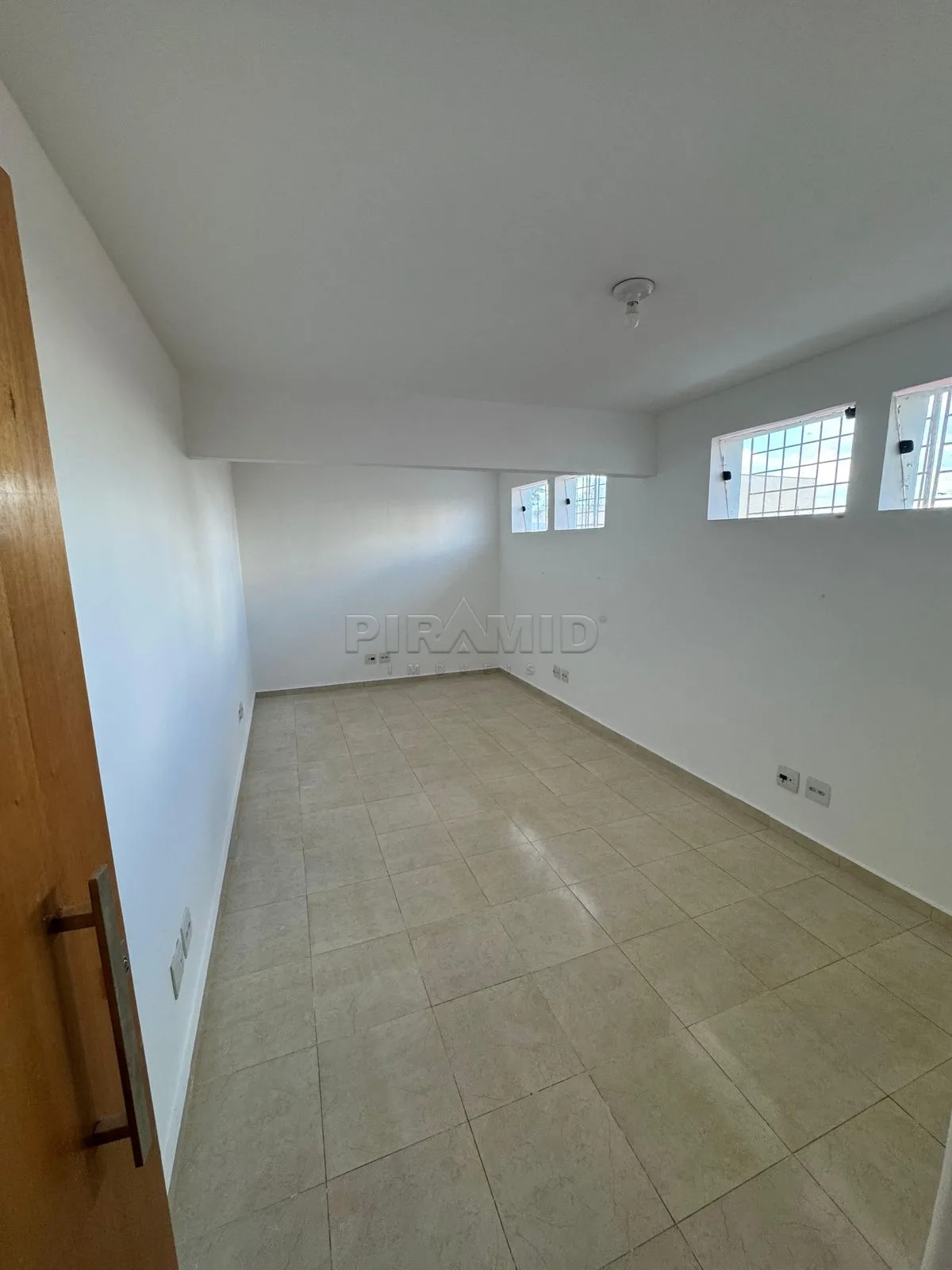 Alugar Comercial / Ponto Comercial em Ribeir&atilde;o Preto R$ 2.000,00 - Foto 4