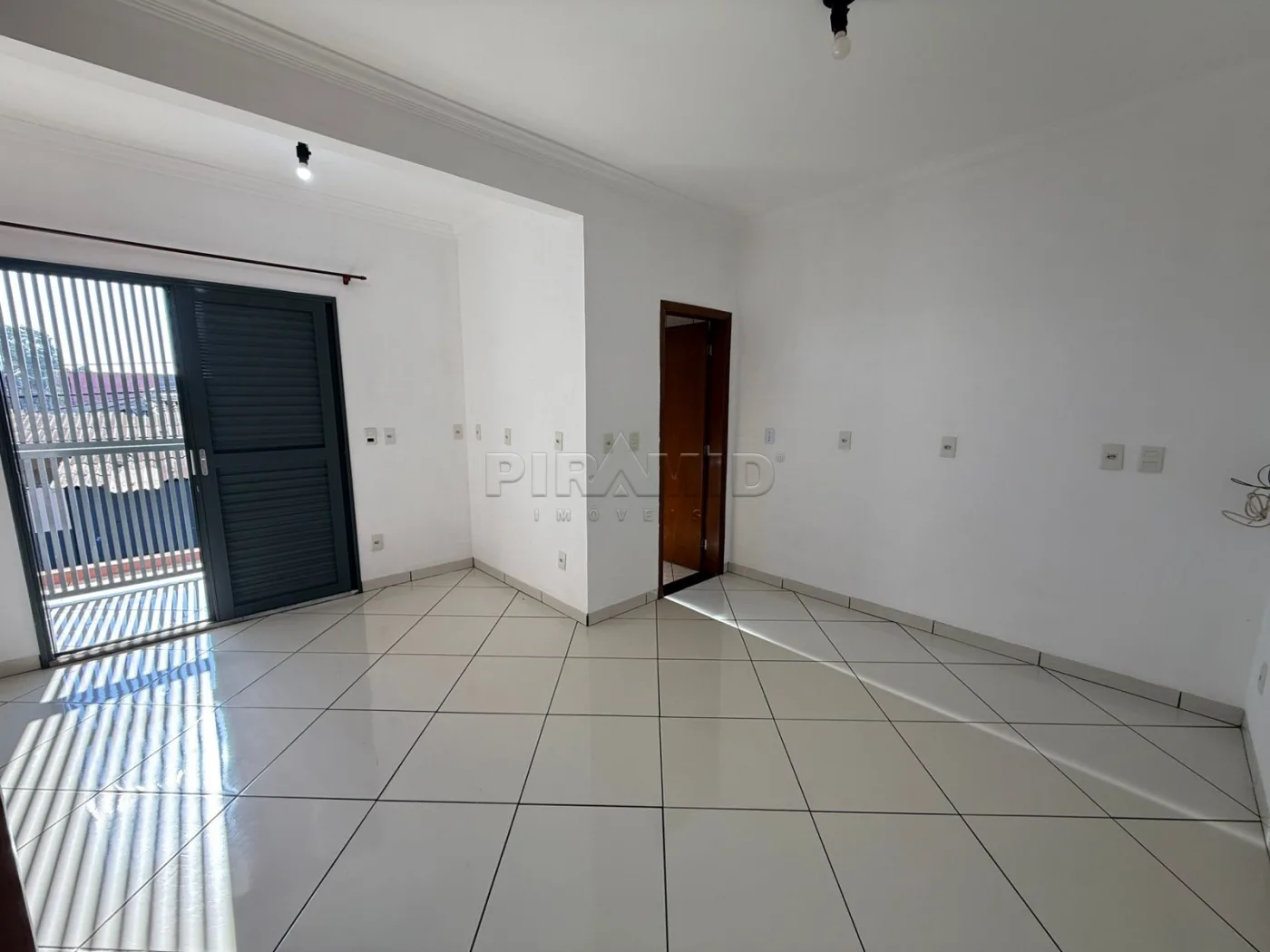 Alugar Casa / Padr&atilde;o em Ribeir&atilde;o Preto R$ 1.150,00 - Foto 3