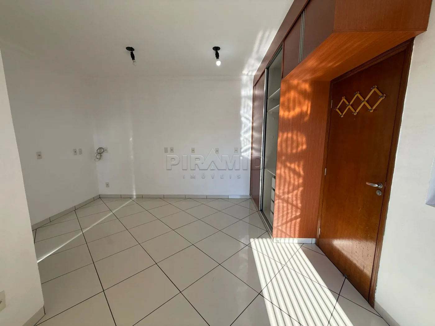 Alugar Casa / Padr&atilde;o em Ribeir&atilde;o Preto R$ 1.150,00 - Foto 4