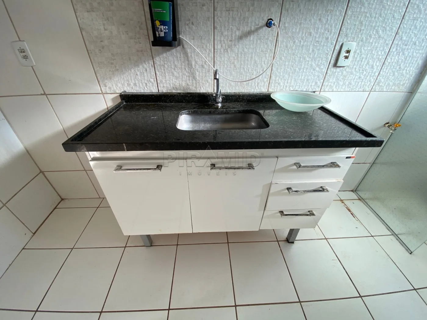 Alugar Apartamento / Padr&atilde;o em Ribeir&atilde;o Preto R$ 1.350,00 - Foto 3