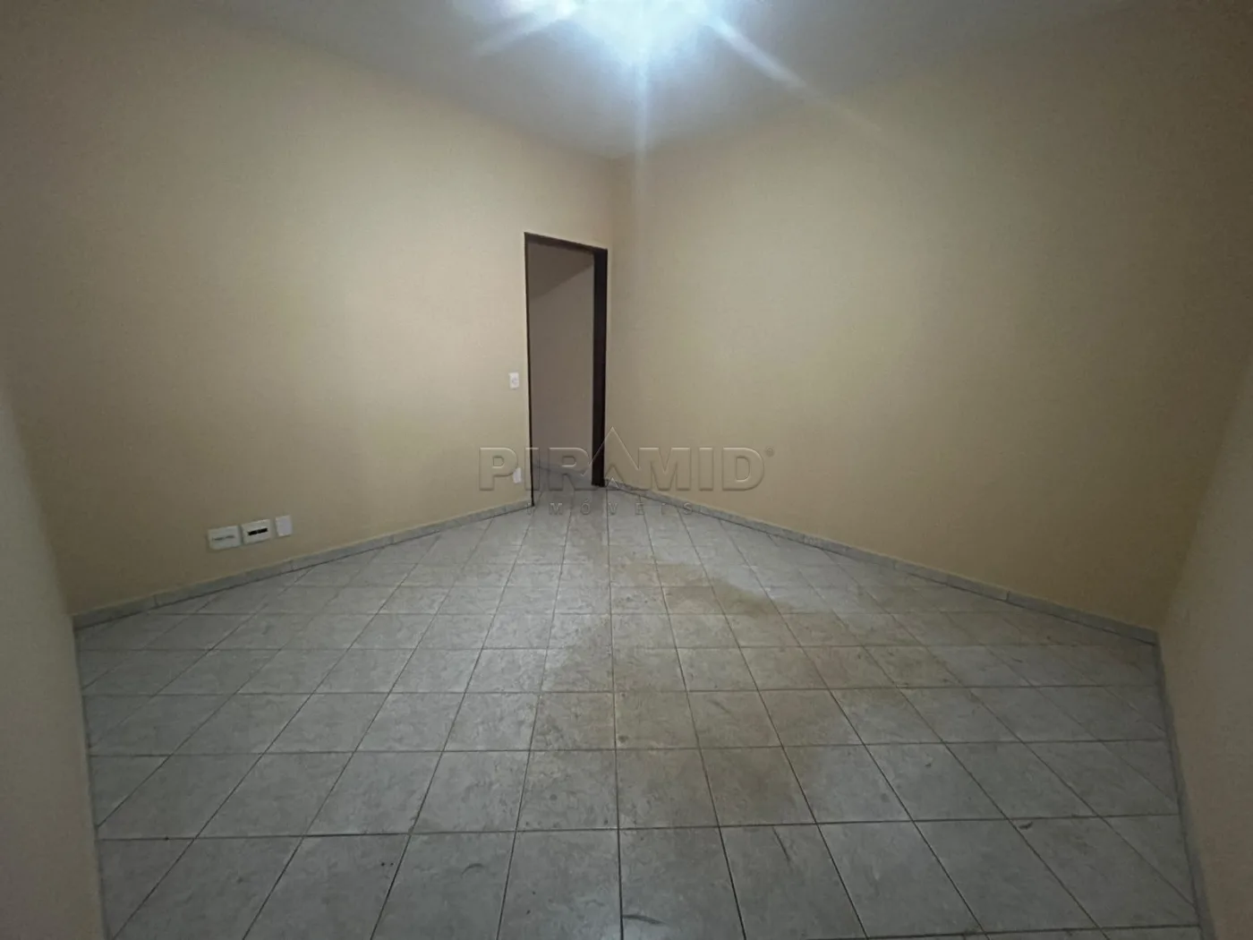 Alugar Casa / Padr&atilde;o em Ribeir&atilde;o Preto R$ 1.500,00 - Foto 2