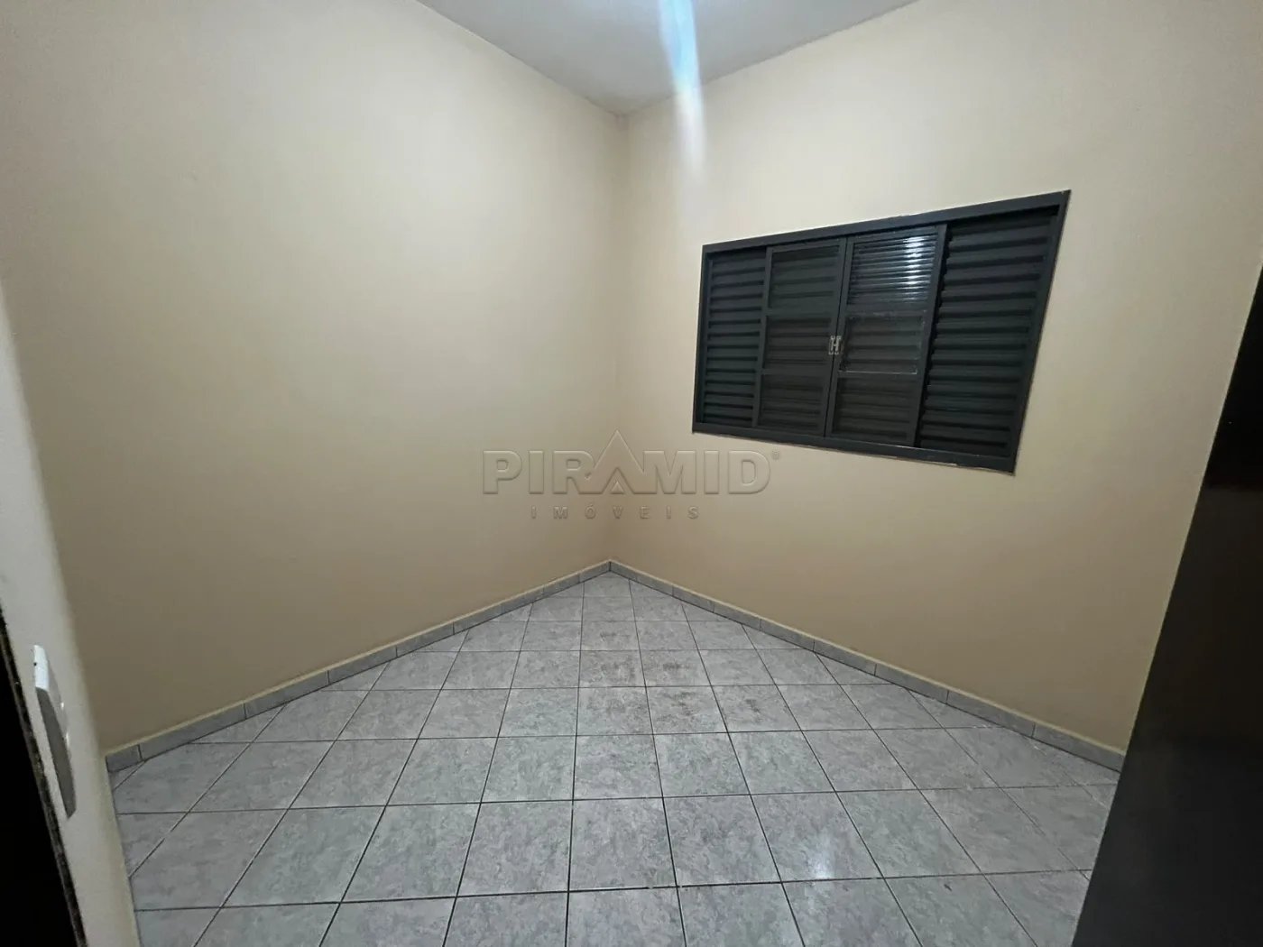 Alugar Casa / Padr&atilde;o em Ribeir&atilde;o Preto R$ 1.500,00 - Foto 4
