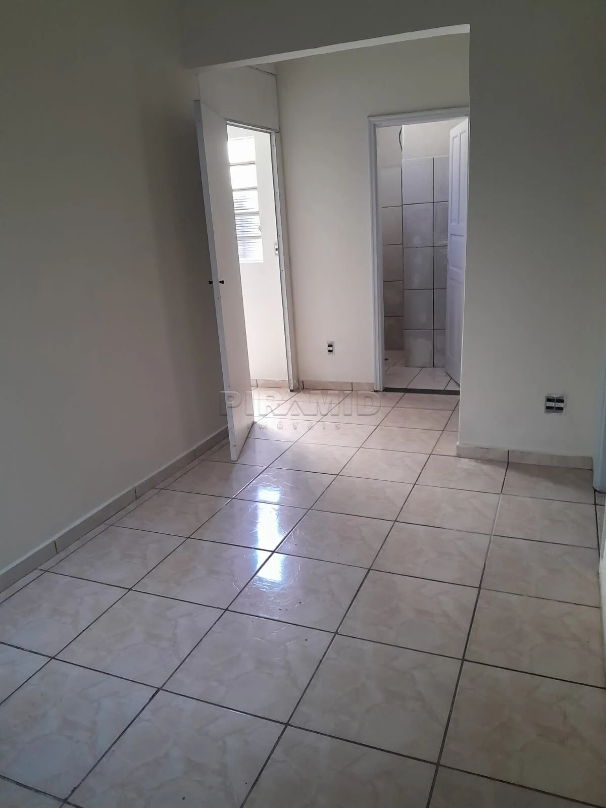 Alugar Casa / Padr&atilde;o em Ribeir&atilde;o Preto R$ 1.300,00 - Foto 4