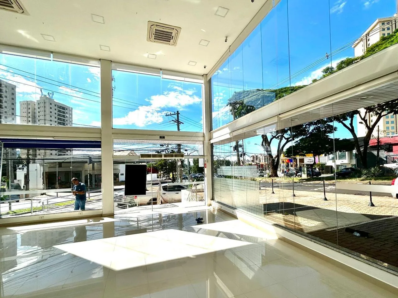 Alugar Comercial / Sal&atilde;o em Ribeir&atilde;o Preto R$ 17.000,00 - Foto 3