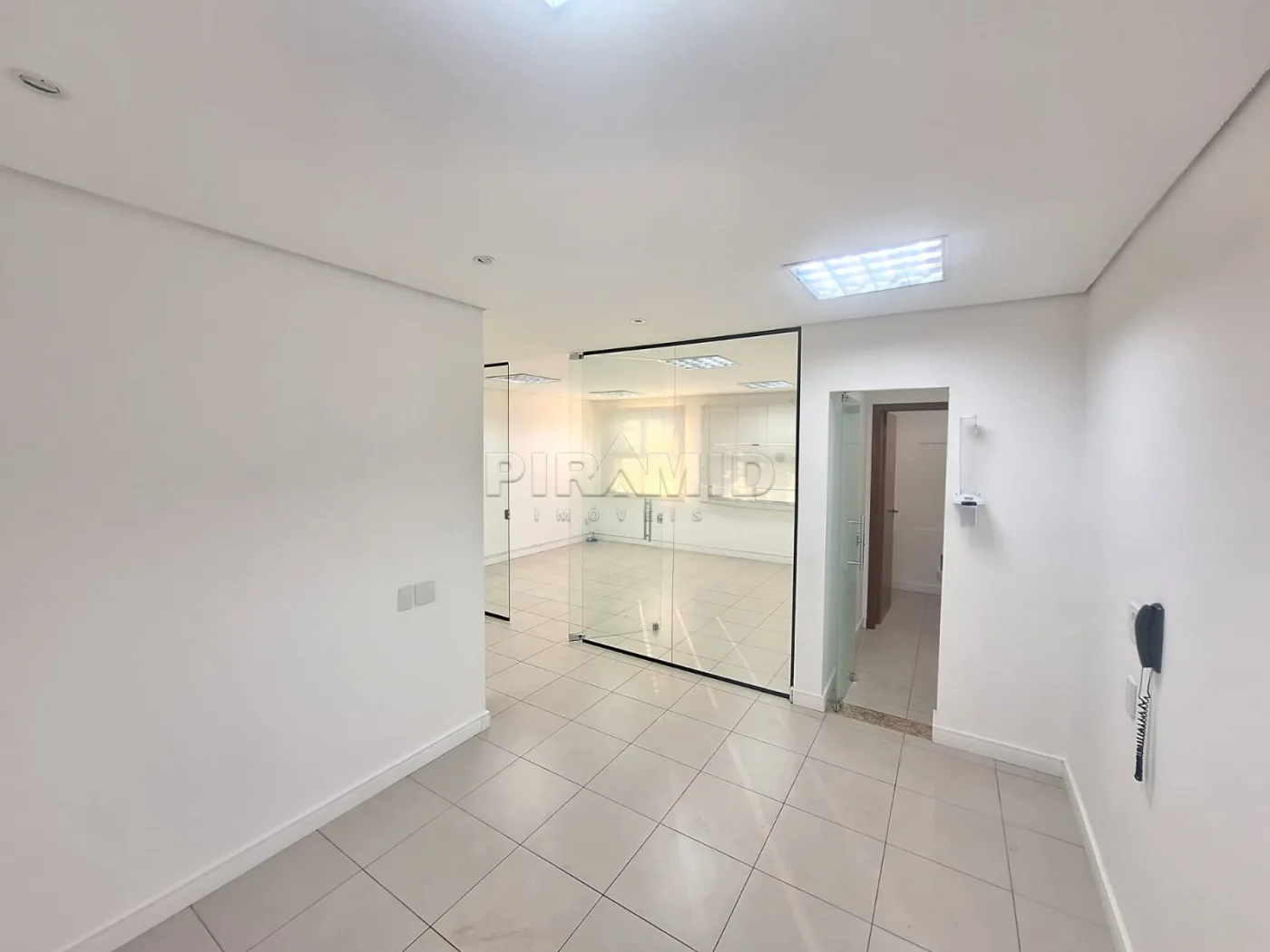 Alugar Comercial / Sala em Ribeir&atilde;o Preto R$ 2.500,00 - Foto 1