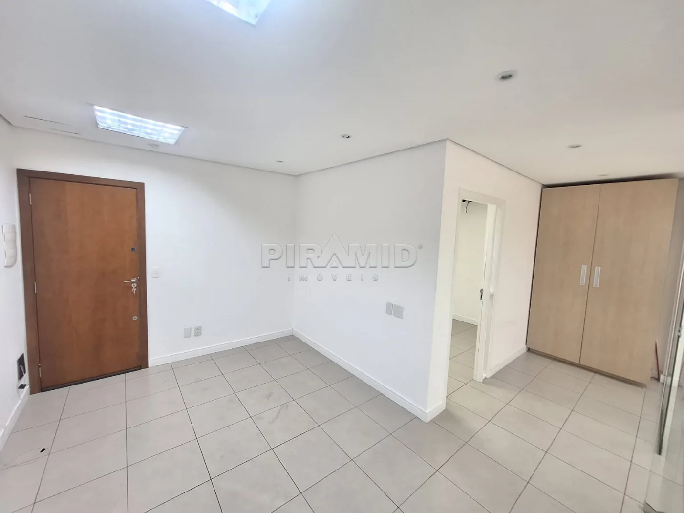 Alugar Comercial / Sala em Ribeir&atilde;o Preto R$ 2.500,00 - Foto 3