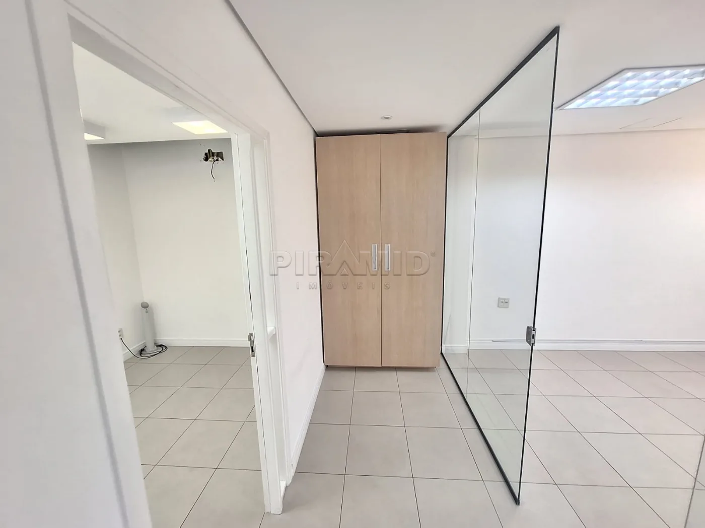 Alugar Comercial / Sala em Ribeir&atilde;o Preto R$ 2.500,00 - Foto 4