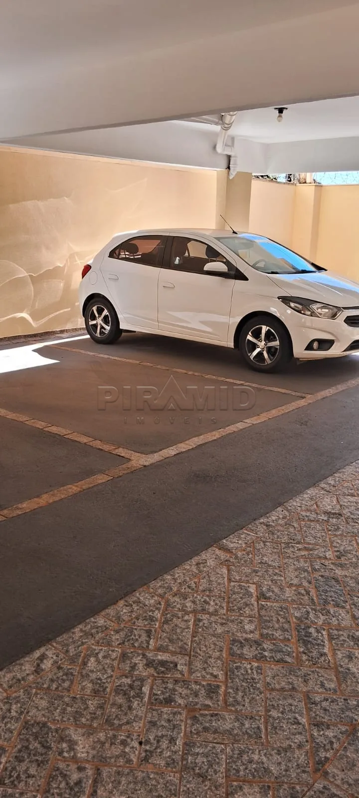 Alugar Apartamento / Padr&atilde;o em Ribeir&atilde;o Preto R$ 1.500,00 - Foto 1