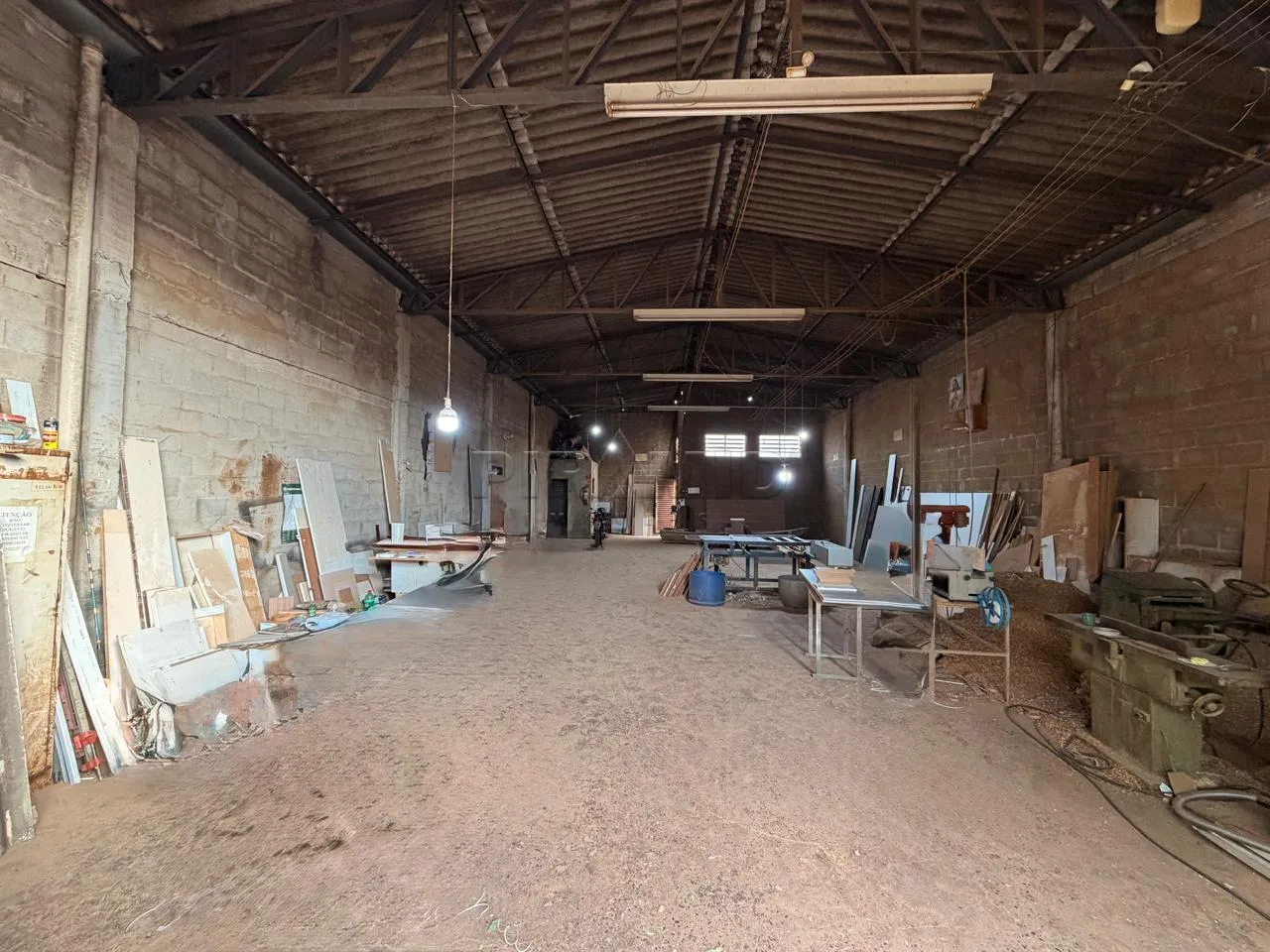 Alugar Comercial / Galp&atilde;o  Barrac&atilde;o em Ribeir&atilde;o Preto R$ 4.000,00 - Foto 1