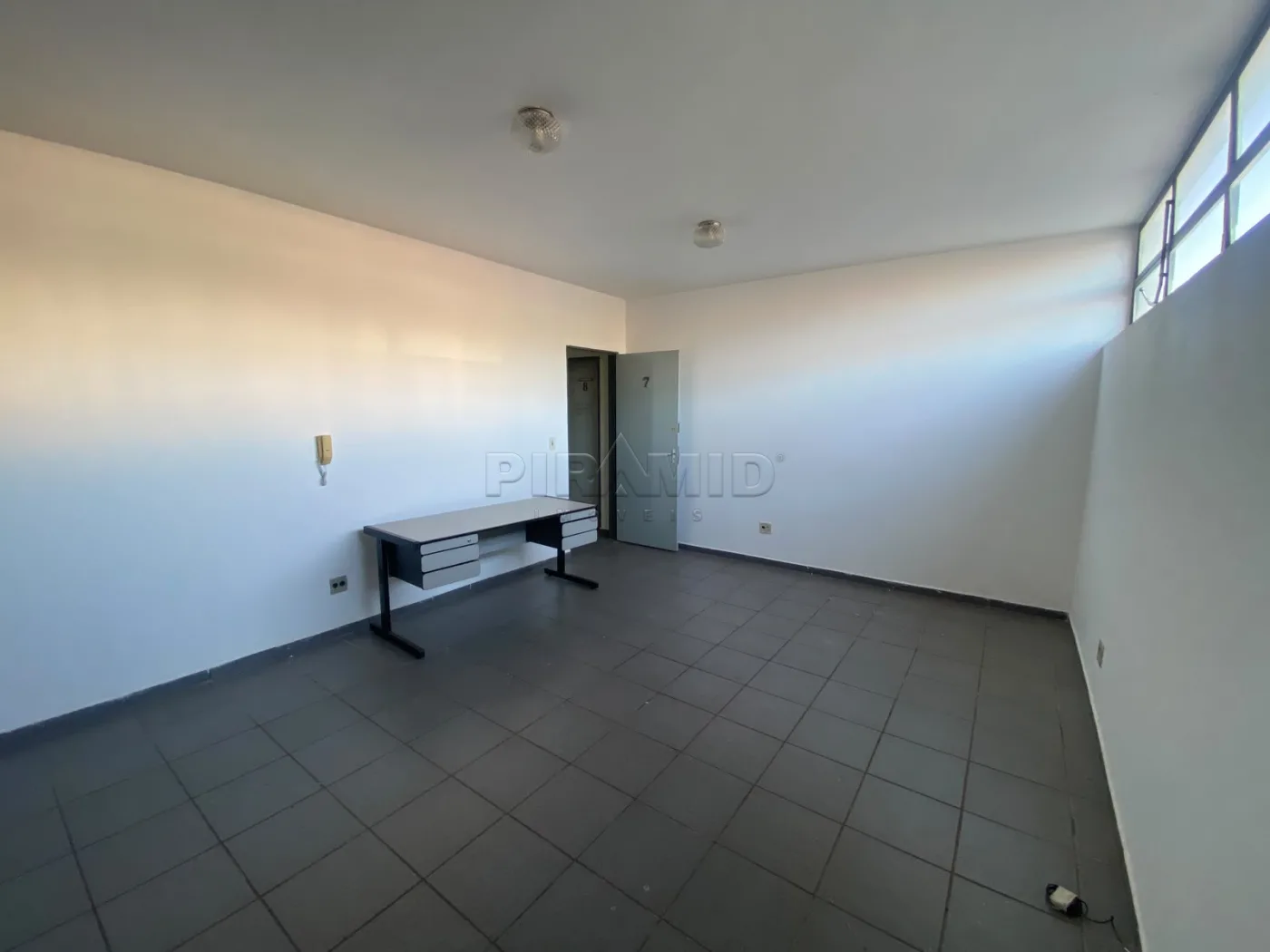Alugar Comercial / Sala em Ribeir&atilde;o Preto R$ 700,00 - Foto 2