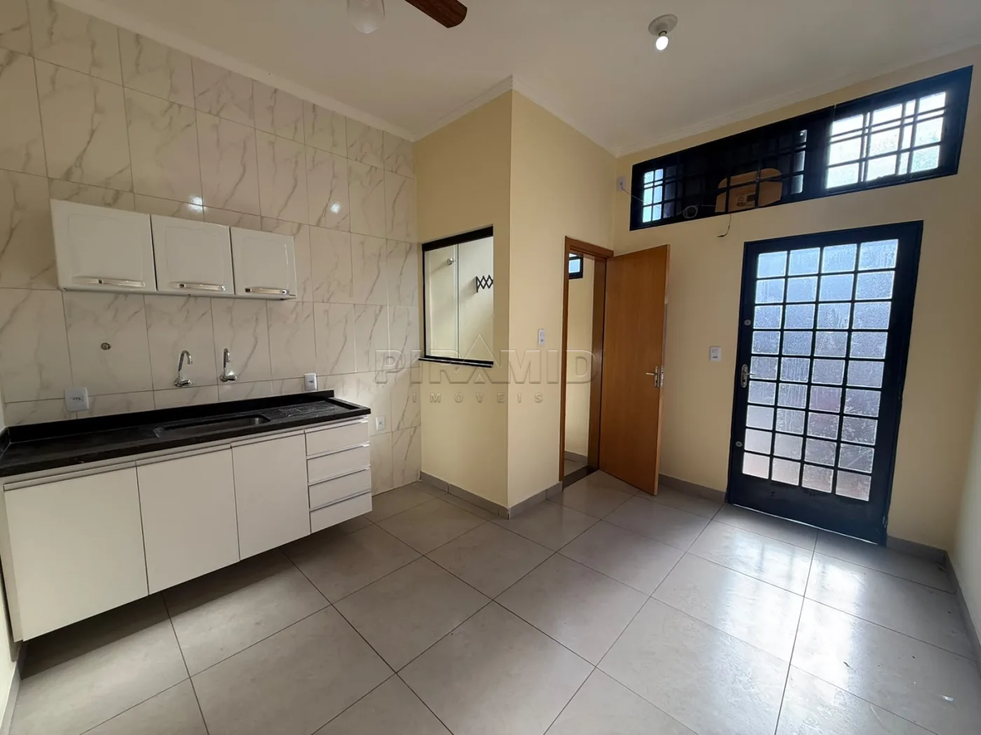 Alugar Casa / Padr&atilde;o em Ribeir&atilde;o Preto R$ 1.150,00 - Foto 1