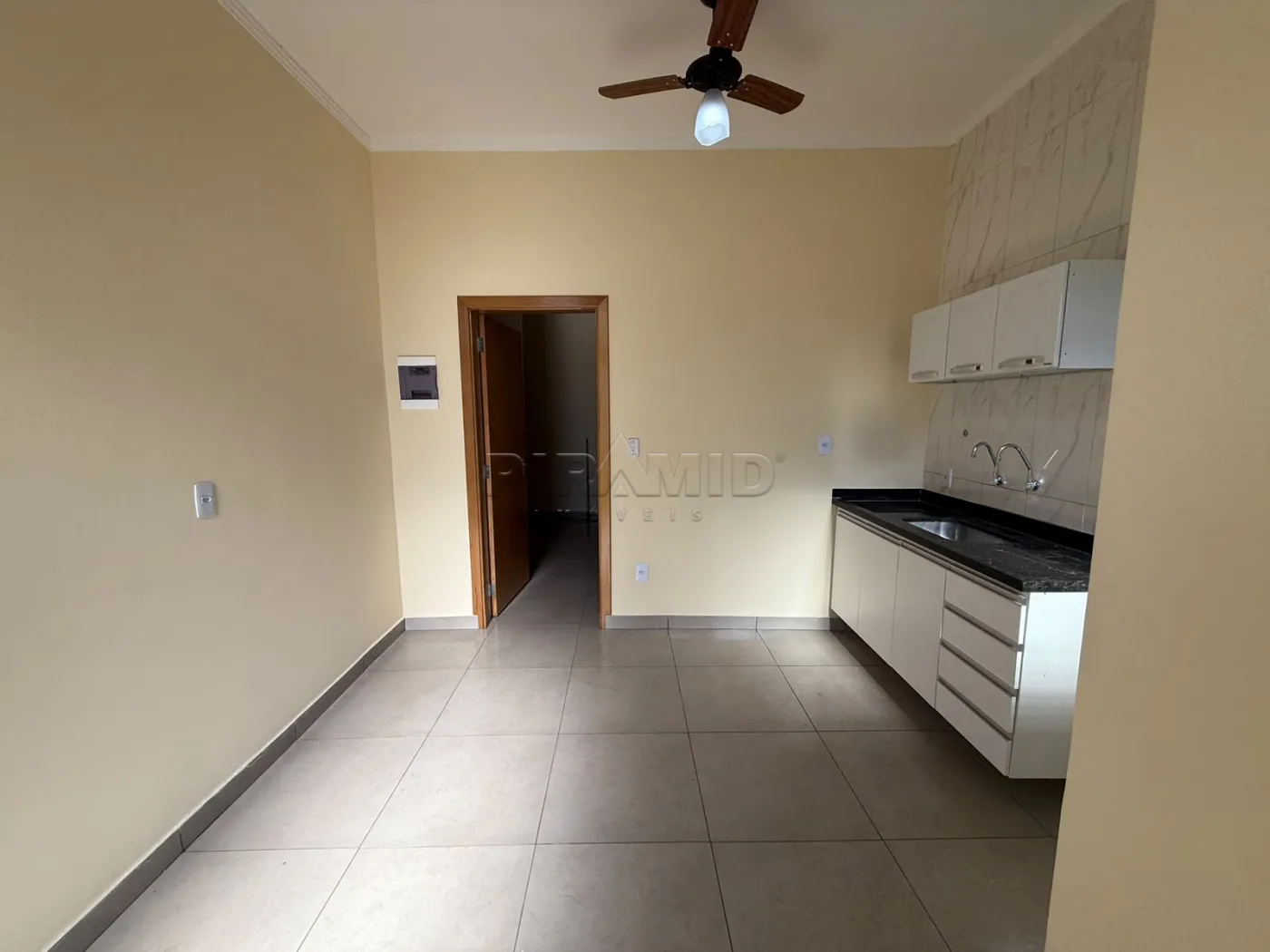 Alugar Casa / Padr&atilde;o em Ribeir&atilde;o Preto R$ 1.150,00 - Foto 2