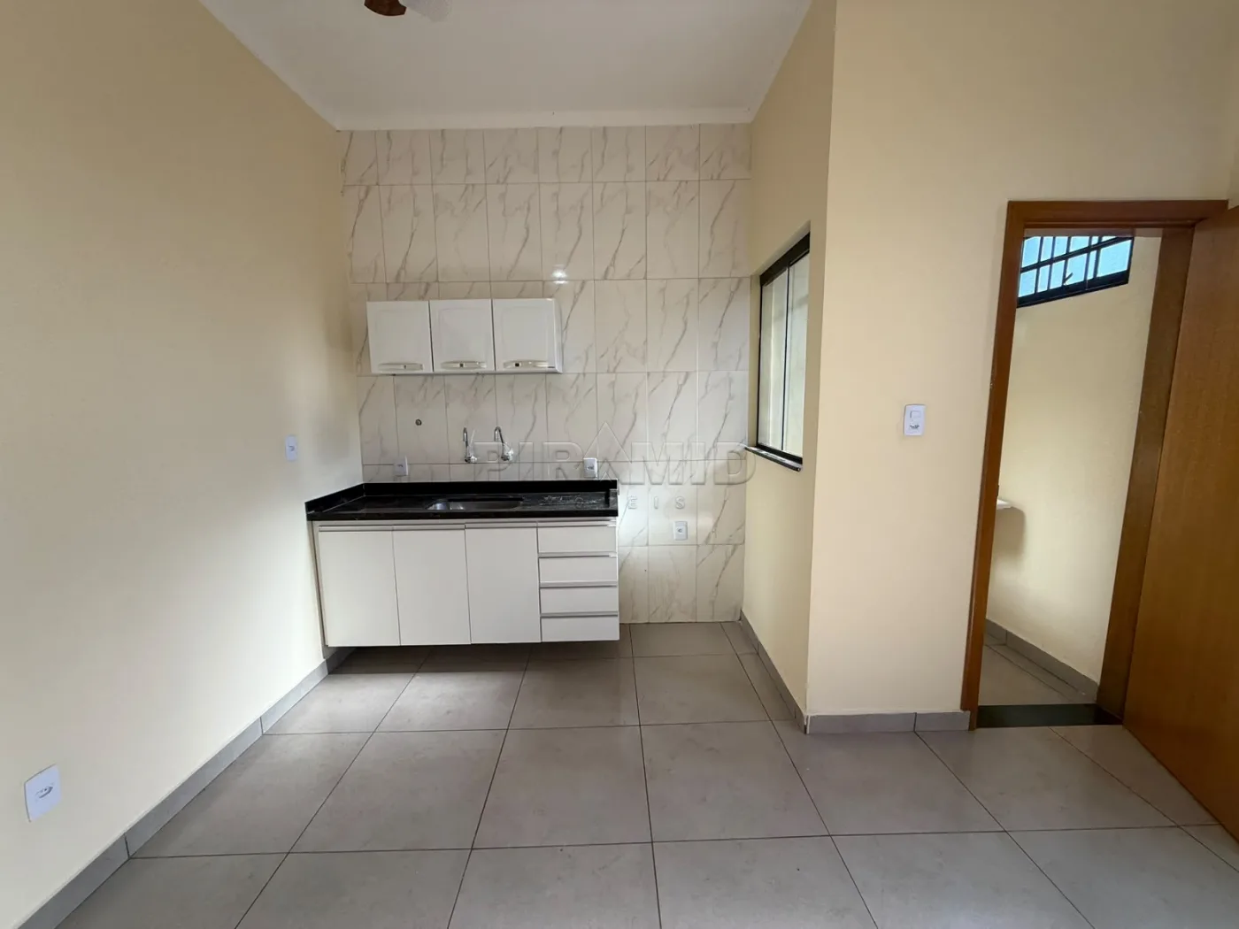 Alugar Casa / Padr&atilde;o em Ribeir&atilde;o Preto R$ 1.150,00 - Foto 4