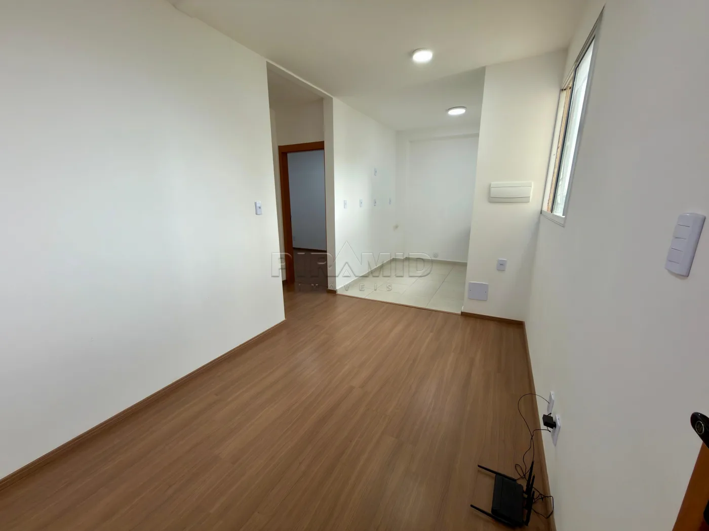 Alugar Apartamento / Padr&atilde;o em Ribeir&atilde;o Preto R$ 1.000,01 - Foto 1