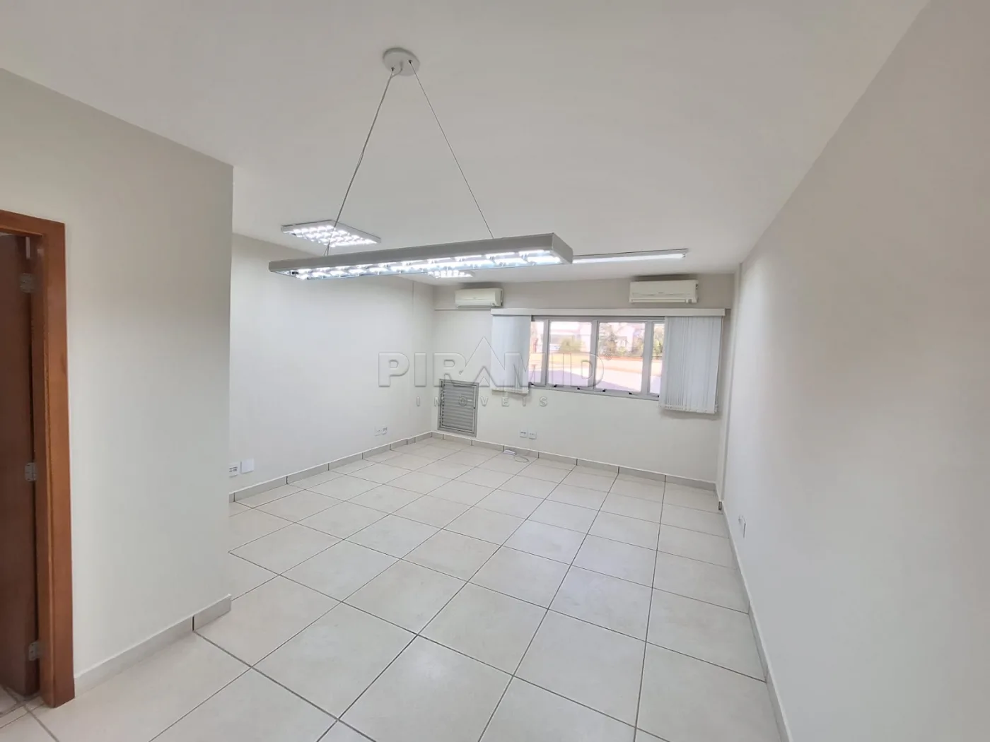 Alugar Comercial / Sala em Ribeir&atilde;o Preto R$ 2.000,00 - Foto 1
