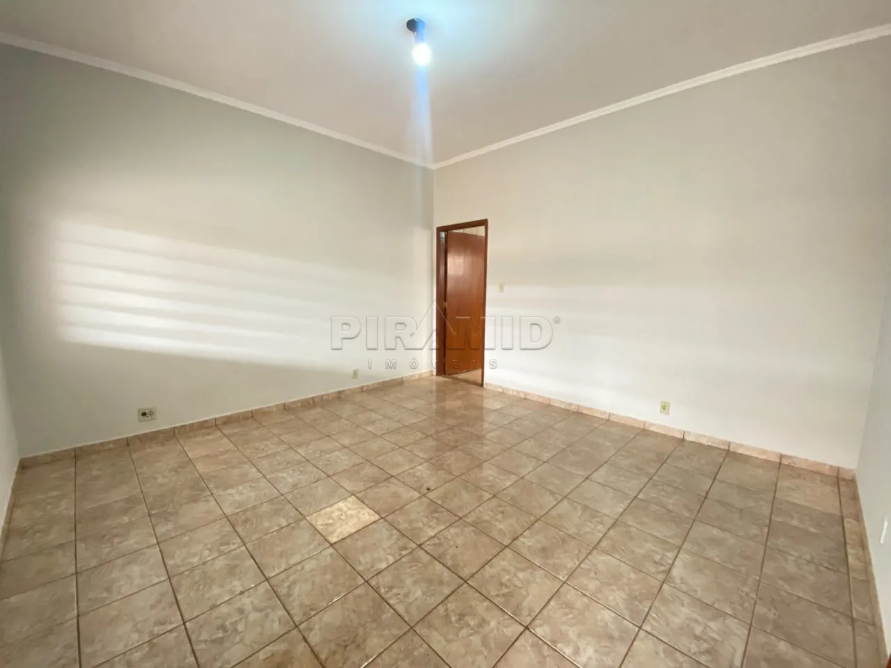 Alugar Casa / Padr&atilde;o em Ribeir&atilde;o Preto R$ 2.650,00 - Foto 4