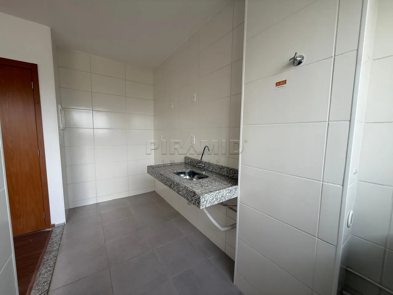 Alugar Apartamento / Padr&atilde;o em Ribeir&atilde;o Preto R$ 1.200,00 - Foto 2