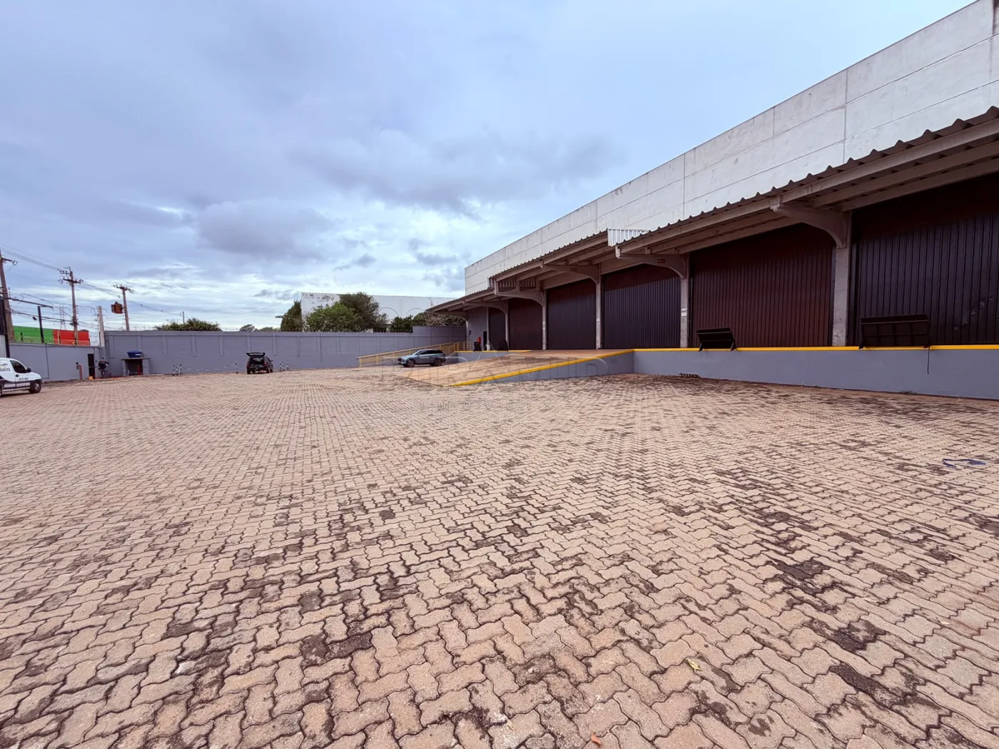 Alugar Comercial / Galp&atilde;o  Barrac&atilde;o em Ribeir&atilde;o Preto R$ 81.000,00 - Foto 2