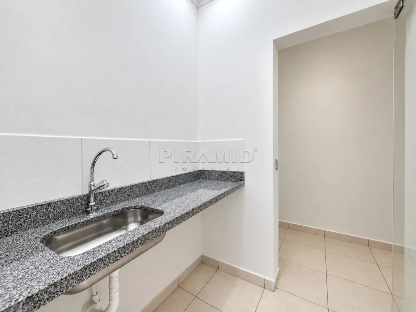 Alugar Comercial / Sala em Ribeir&atilde;o Preto R$ 1.800,00 - Foto 4