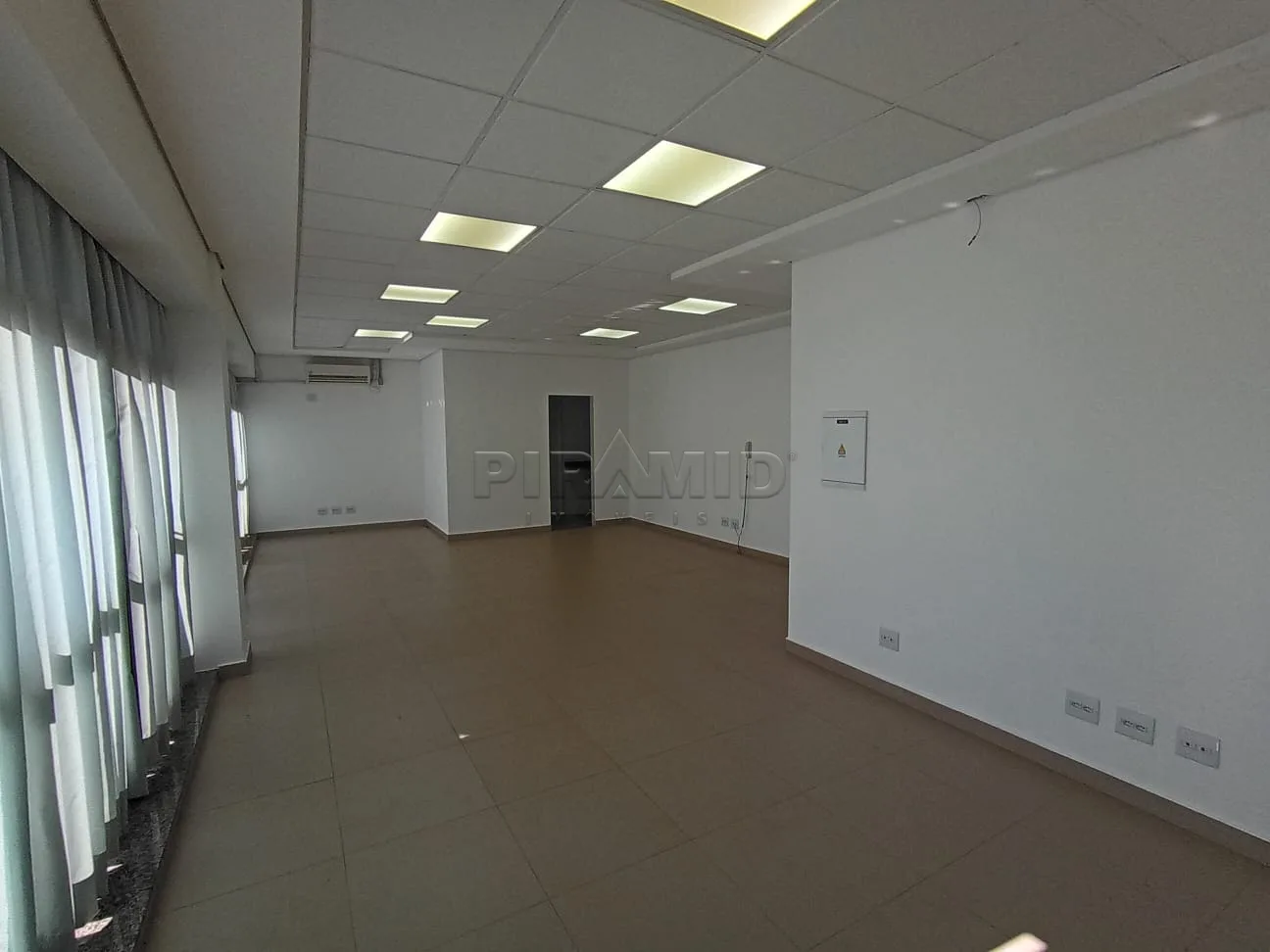 Alugar Comercial / Sala em Ribeir&atilde;o Preto R$ 2.500,00 - Foto 2