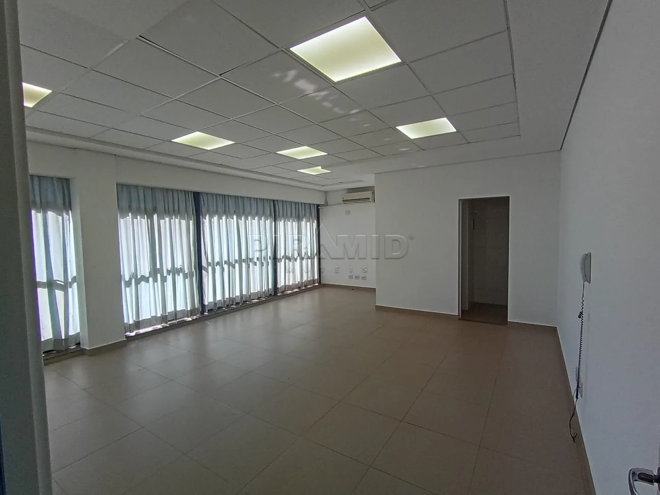 Alugar Comercial / Sala em Ribeir&atilde;o Preto R$ 2.500,00 - Foto 3
