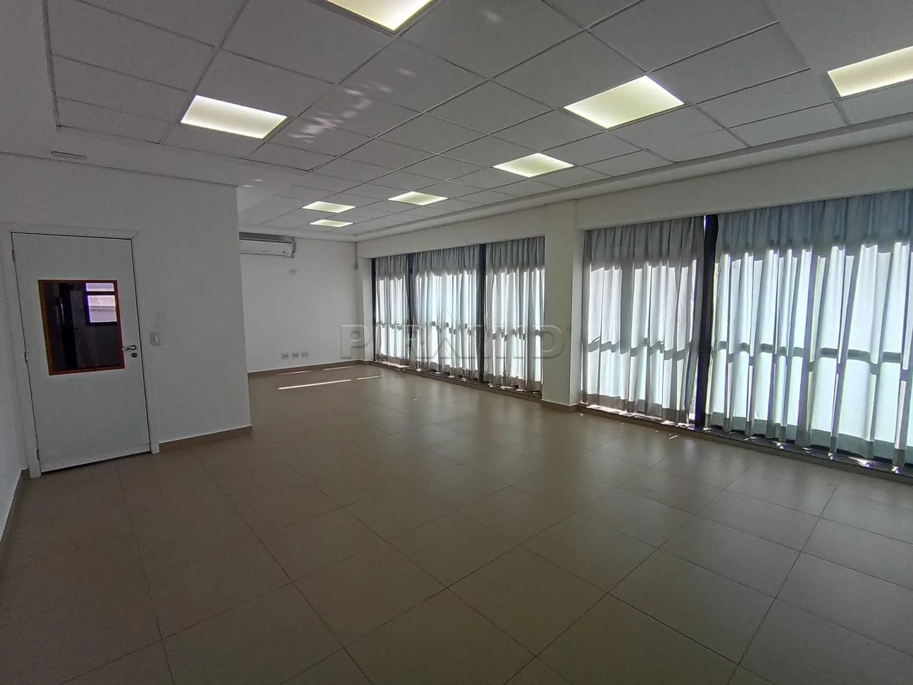 Alugar Comercial / Sala em Ribeir&atilde;o Preto R$ 2.500,00 - Foto 4