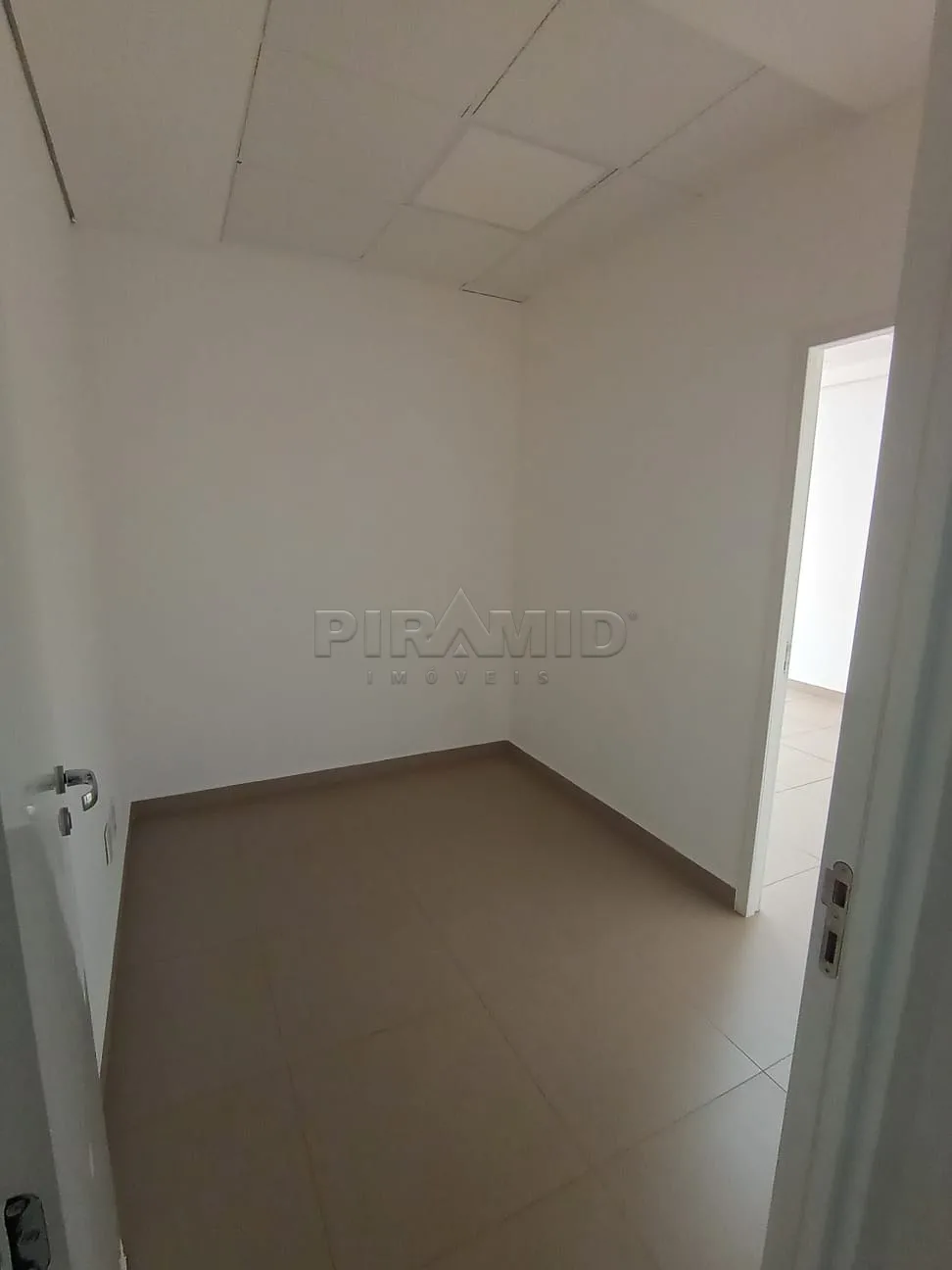 Alugar Comercial / Sala em Ribeir&atilde;o Preto R$ 1.550,00 - Foto 2