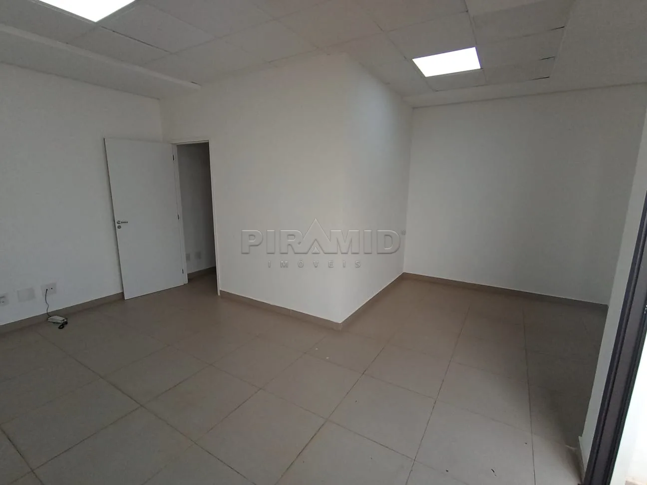 Alugar Comercial / Sala em Ribeir&atilde;o Preto R$ 1.550,00 - Foto 3