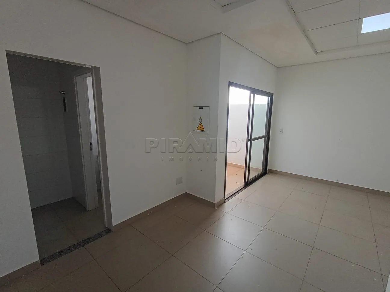 Alugar Comercial / Sala em Ribeir&atilde;o Preto R$ 1.550,00 - Foto 5