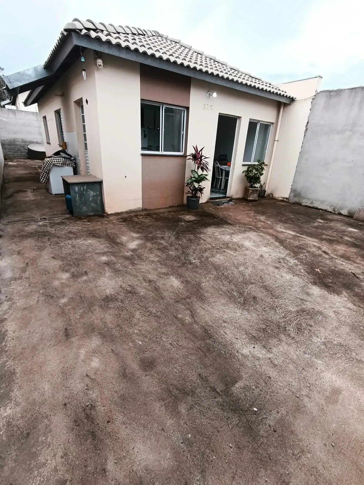 Alugar Casa / Padr&atilde;o em Ribeir&atilde;o Preto R$ 1.100,00 - Foto 2