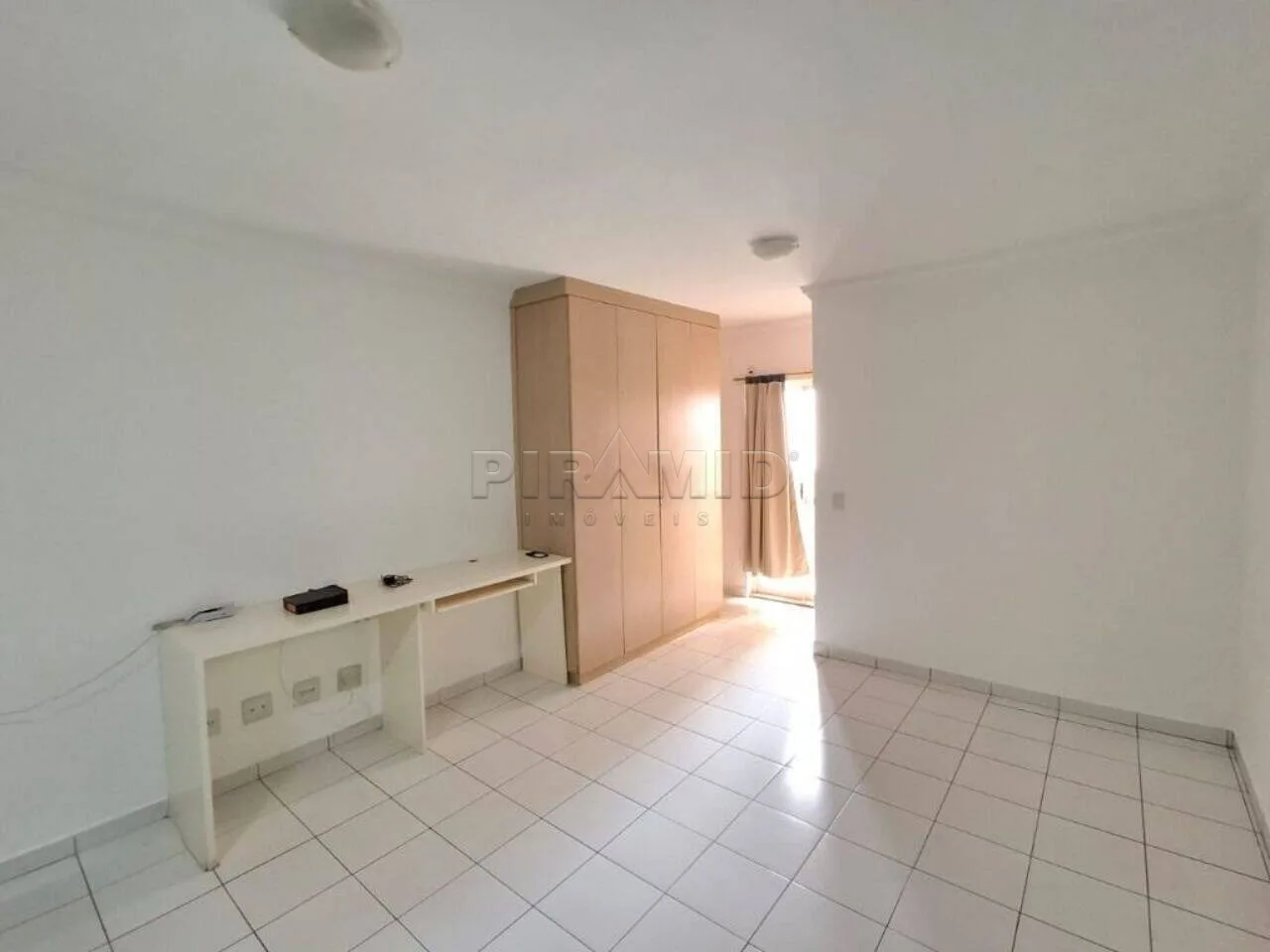 Alugar Apartamento / Kitchnet em Ribeir&atilde;o Preto R$ 1.000,00 - Foto 2