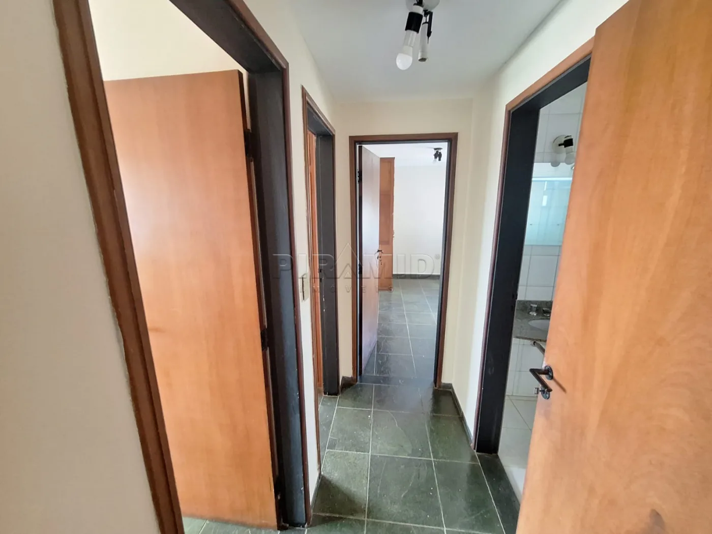 Alugar Apartamento / Padr&atilde;o em Ribeir&atilde;o Preto R$ 1.800,00 - Foto 4