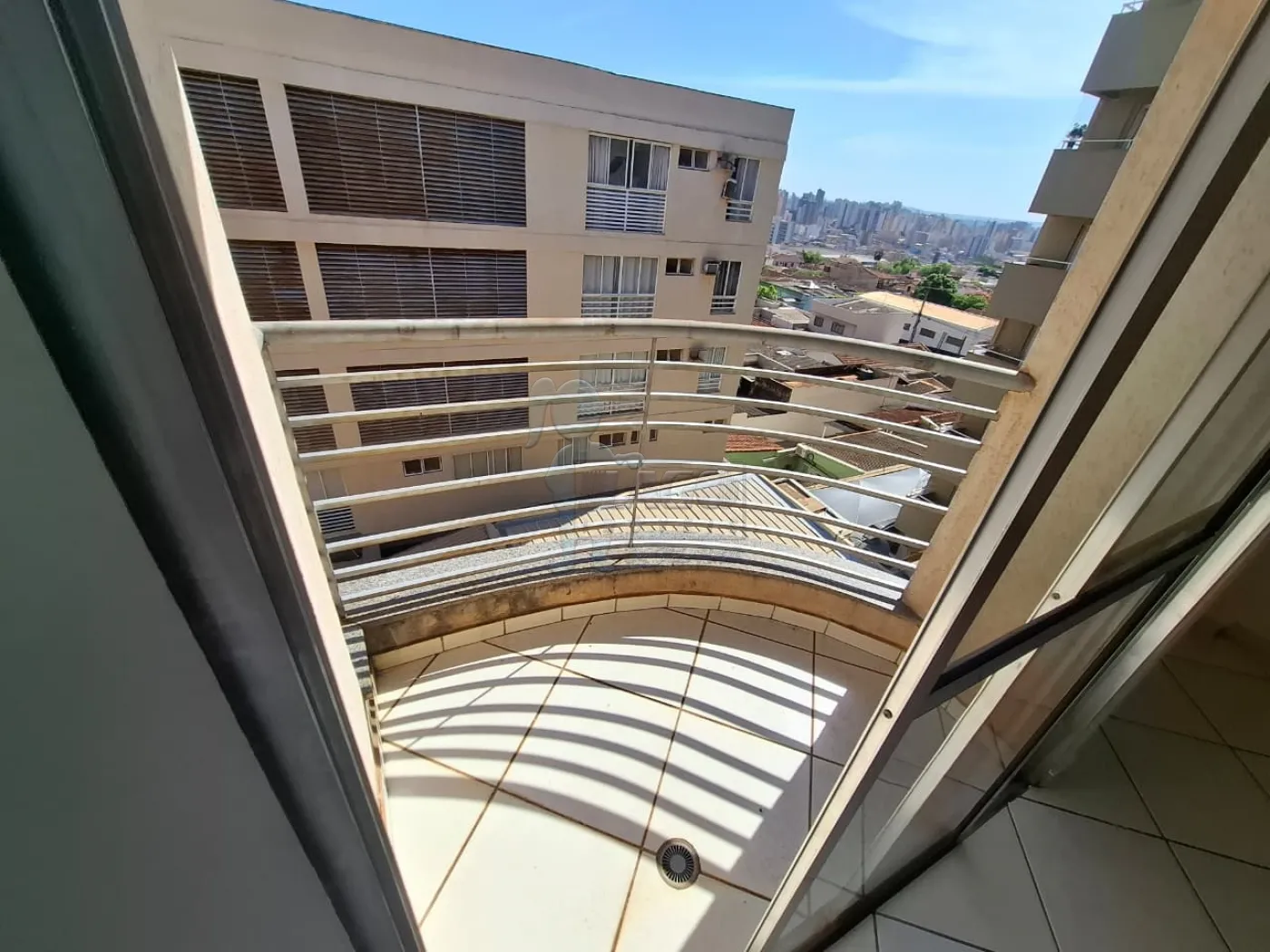 Alugar Apartamento / Padr&atilde;o em Ribeir&atilde;o Preto R$ 1.700,00 - Foto 3