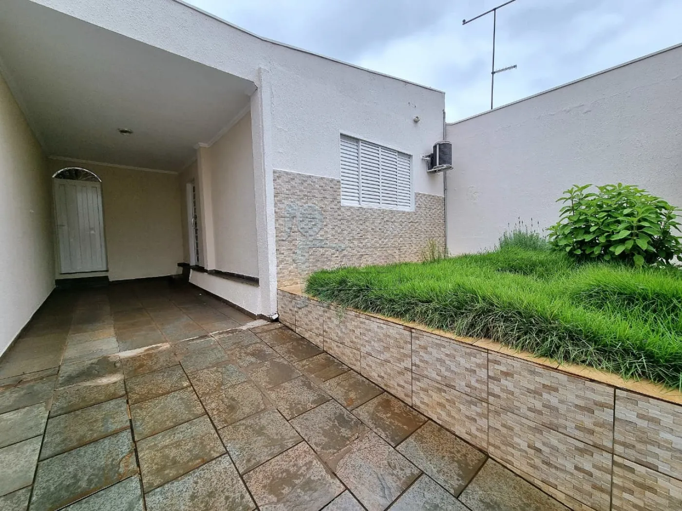 Alugar Casa / Padr&atilde;o em Ribeir&atilde;o Preto R$ 3.100,00 - Foto 4