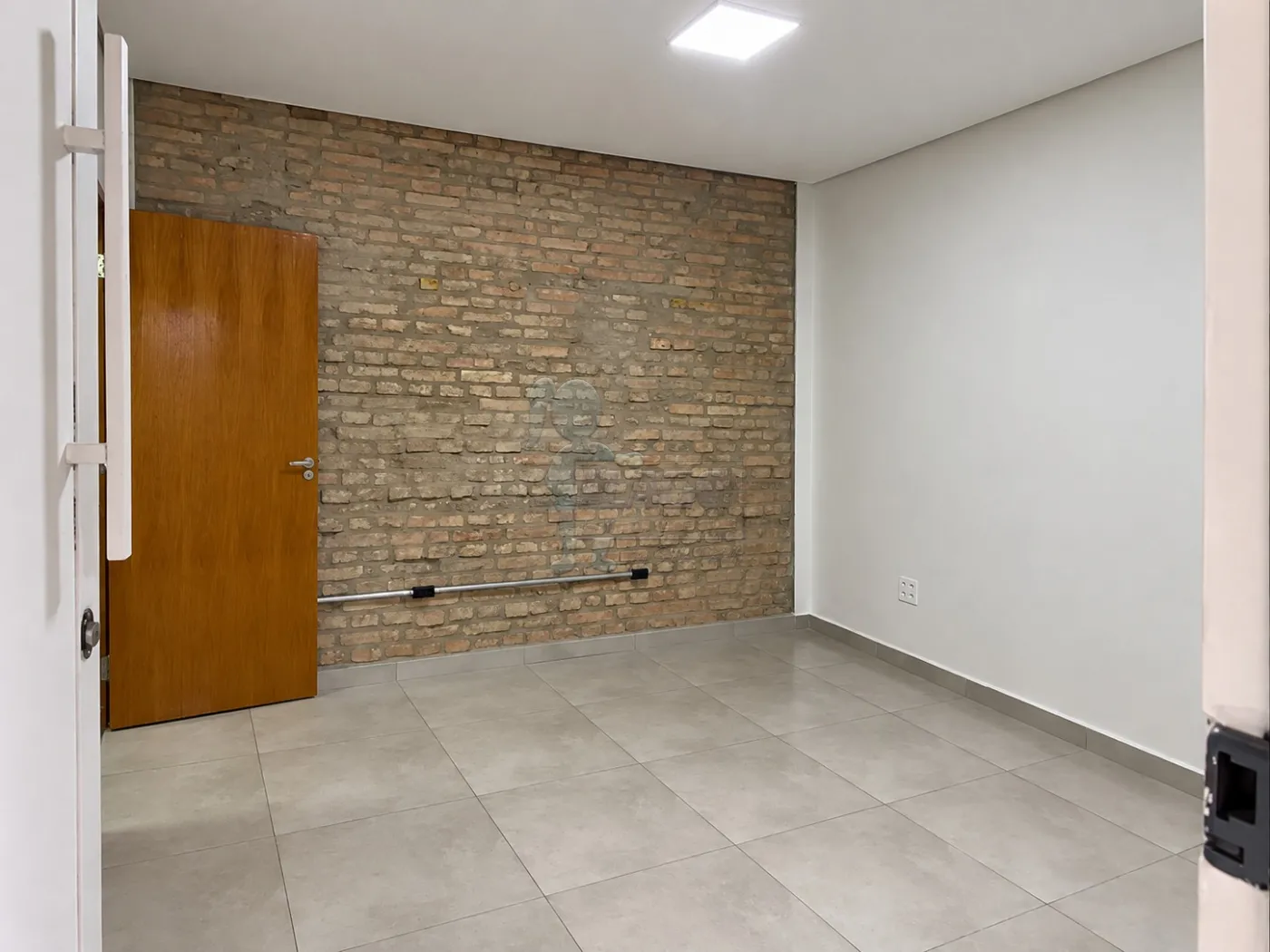 Alugar Comercial condom&iacute;nio / Escrit&oacute;rio - Loja em Ribeir&atilde;o Preto R$ 1.100,00 - Foto 2