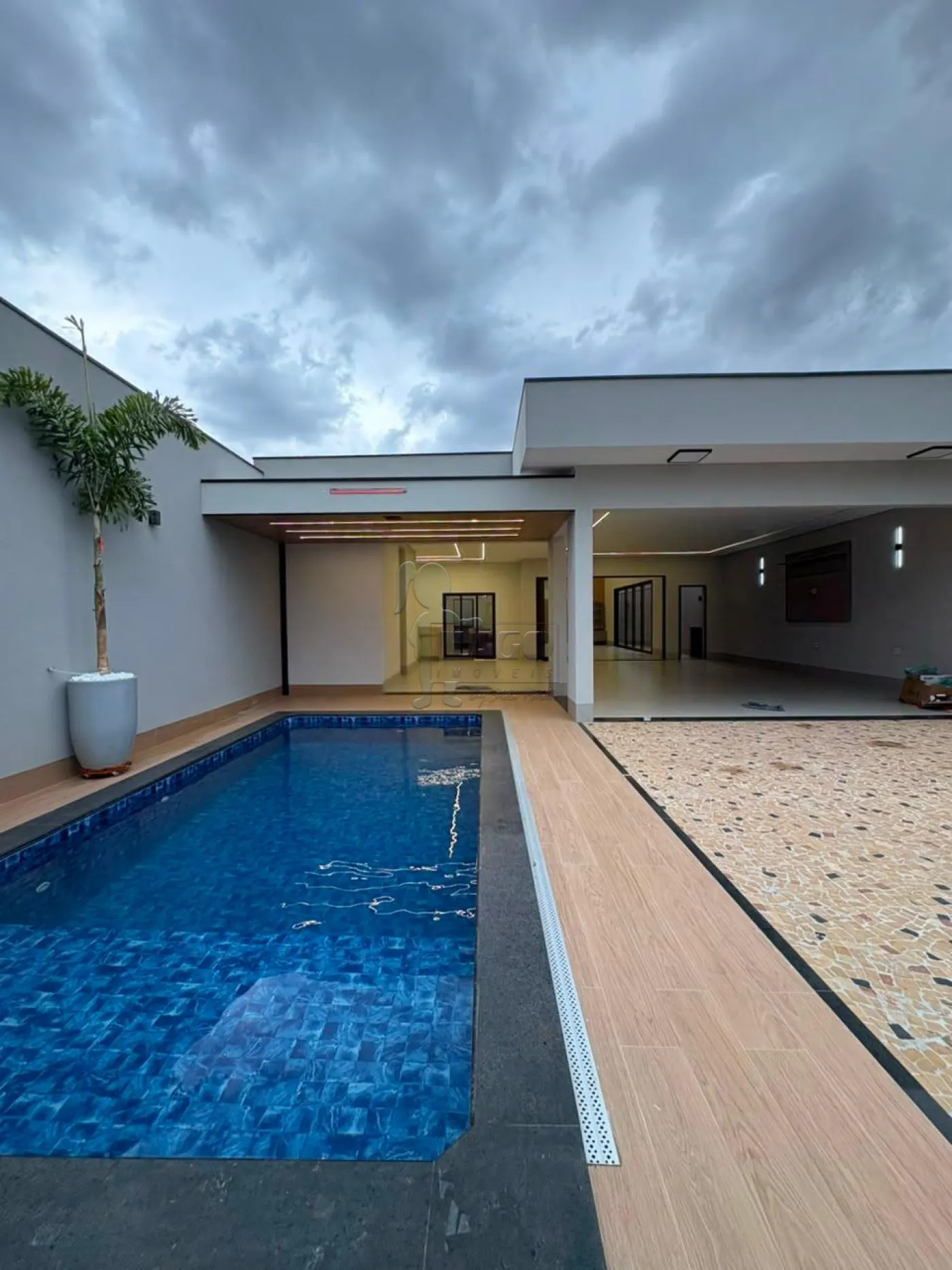 Casa de 249m² com 03 suítes á venda -