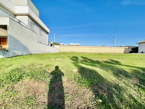 Terreno plano de 396m² à venda em condomínio - Vila do Golf